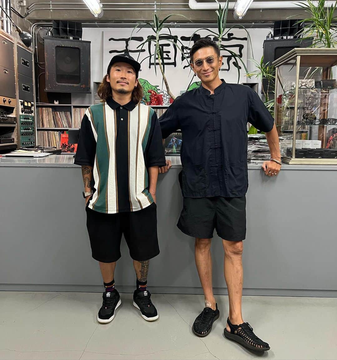 伊勢谷友介さんのインスタグラム写真 - (伊勢谷友介Instagram)「My Man has come to Tokyo! 僕のスノーボードアイドルの1人、佐藤秀平 @shustagram が来京。 短い滞在期間で何件もの打ち合わせをして、僕とは今年の秋ごろに、秀平が本腰を入れて取り組み、リオープン予定の日本最古！？のスノーボードショップ“KONA surf"について話しました。 僕の空間演出やビジネスコンサル力も信じてくれてて、北海道と東京で離れている時も電話で話していました。 　そして、もう1人、秀平と共に北海道で活躍するプロスノーボーダー、吉田啓介 @keisukeyoshida7 も合流して乾杯。 そして彼らを撮り、編集もこなす、フィルマーのキヨくん @k4mara2000 金髪オリンピアンの大江光 @hikaru.3.83 ちゃん！ 　雪上での彼らも輝いてますが、東京の夜でも輝いてましたwww めーちゃくちゃ楽しい夜でした。   最後の写真は、先シーズン、コナサーフに行った時のもの。 これがどんな風になるか期待してくださいね！」7月14日 23時01分 - iseya_yusuke
