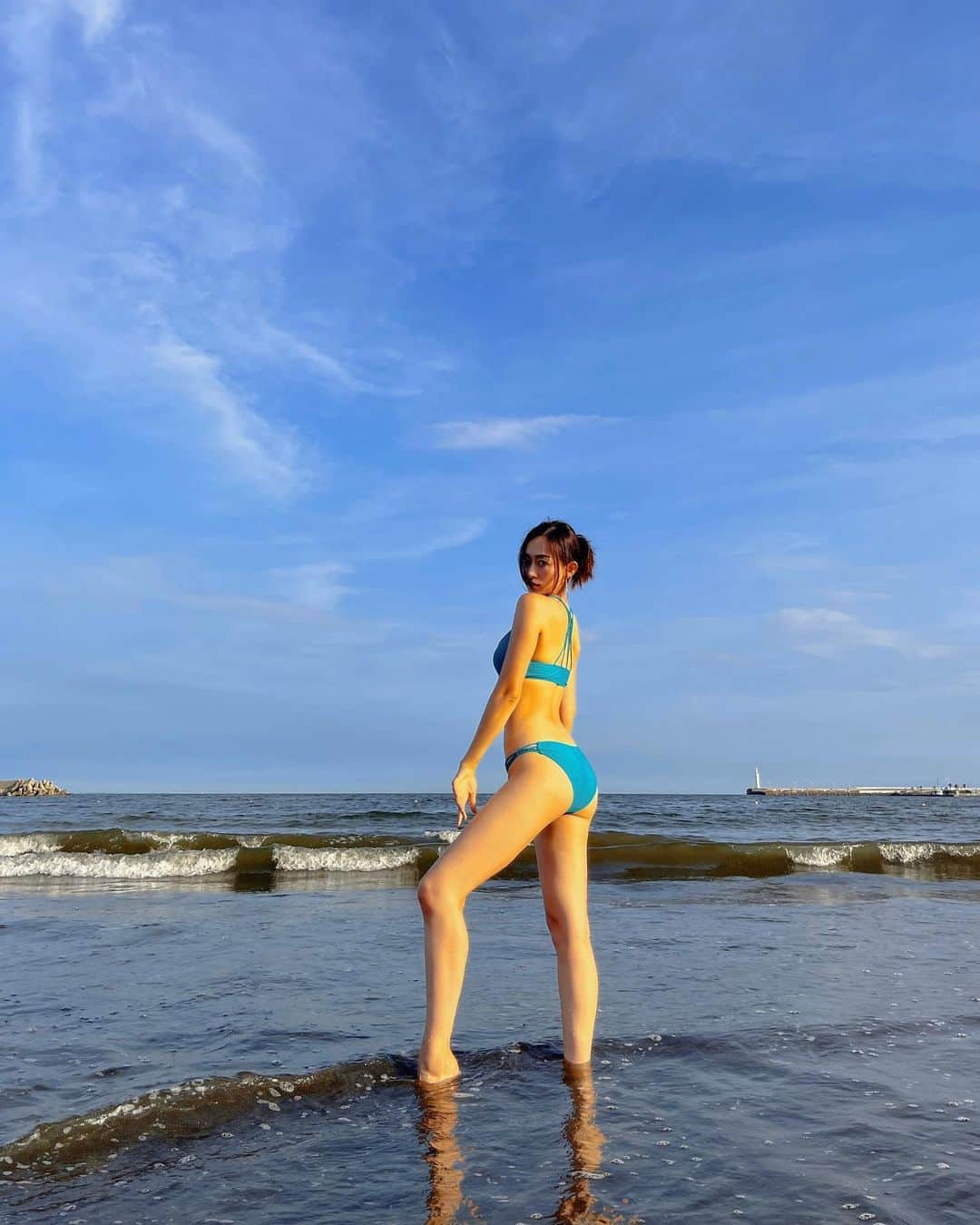 梨衣名さんのインスタグラム写真 - (梨衣名Instagram)「「海に来ると君はなぜか、 機嫌がいい。」  🌊👙🏖🐚  来日本之前在中国没有机会学游泳。 来日本之后也没觉得有必要。 但这次来海边玩玩，没想到自己这么怕水🫣 决定啦！今年拜师学游泳🫡  🏊‍♀️🏊‍♀️🏊‍♀️🏊‍♀️🏊‍♀️🏊‍♀️🏊‍♀️🏊‍♀️🏊‍♀️🏊‍♀️🏊‍♀️🏊‍♀️🏊‍♀️  この夏はTHC  @tokyo_hills_clinic  の医療ダイエットに頼っちゃいました！ 無理なく食欲抑えることができた😆👙 ありがたや〜！ この日ご褒美にラーメン食べちゃったけど🍜😋  #カナヅチ #トンカチ #波が来たから逃げてる」7月14日 23時07分 - leena3.1415926