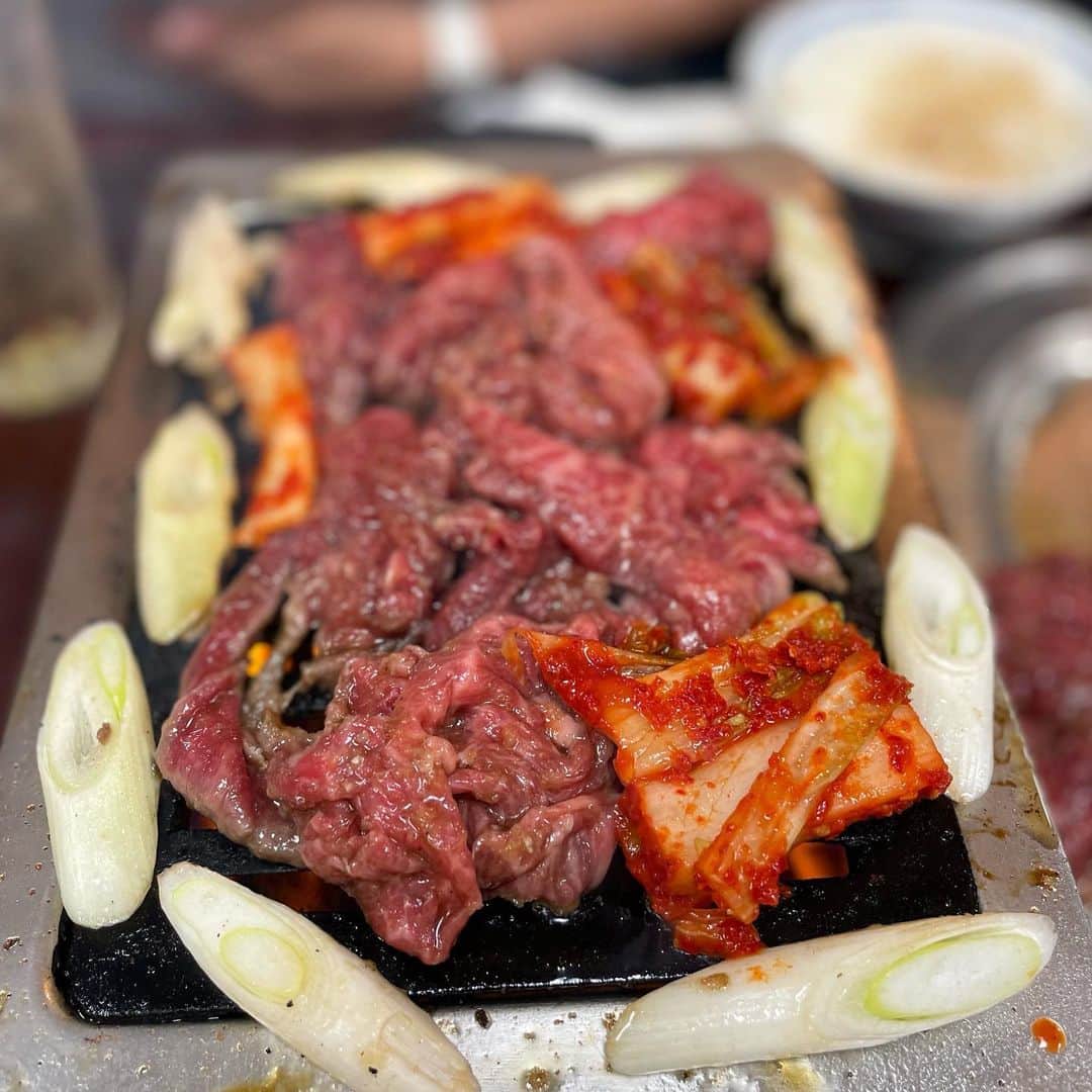 田中律子さんのインスタグラム写真 - (田中律子Instagram)「肉山の光山さん　@nikuyama29 に誘っていただいて、飲めるロース食べてきました🥩❤️  お店の名前は書けないんだけど、もーとにかく美味しかった🤤  タンは肉厚で柔らかくて、ロースは噂どーり飲めるロース、ミノにハラミもたまらん美味さ❤️  そして光山さんが焼いてくれるからさらに美味い😋ジャンジャン焼いてガツガツ食べてグビグビ飲んで、大満足❤️ご一緒させていただいたみなさま、ありがとうございました🙏🙏🙏  #飲めるロース  #銀座 #また食べたい  #食べスタグラム  #ありがとう」7月14日 23時48分 - ri2kotanaka