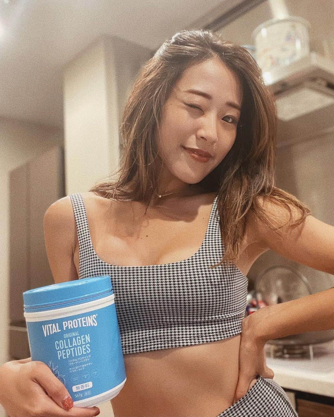 上野智子さんのインスタグラム写真 - (上野智子Instagram)「女性のウェルネスライフを支えるアメリカ売上No.1コラーゲンブランド @vitalproteins.japan 🫶 溶けやすいパウダータイプで砂糖・香料無添加。スプーン一杯で、コラーゲンペプチド・ヒアルロン酸・ ビタミンCが摂取できて、好きな飲み物にも食べ物にも混ぜやすいのが推しポイントよ〜🫶  日本上陸1周年を記念して 7月30日(土)に1周年イベントが開催されるそうなので @vitalproteins.japan をチェックしてみて〜ヨガもあるって🧘‍♀️♡  #バイタルプロテインズ #VitalProteins #WellnessIsVital #コラーゲン#ネスレ #Promotion」7月15日 0時14分 - tomokoueno