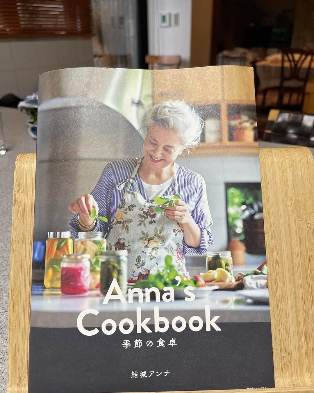 結城アンナさんのインスタグラム写真 - (結城アンナInstagram)「カプレーゼサラダ🥗ブラータフレッシュチーズの上にトマト、バジル、レモン汁、ニンニクすりおろし、XVOオイル、海塩、ブラックペッパー&ナッツ・スパイス・ミックス・デュカ(ナッツ・スパイス・ミックスはAnna's Cookbook p.18 にのっています😊).  🥗Caprese Salad🥗  🕊Peace & Kindness, may all your dreams come true🕊  #野菜レシピ #野菜 #カプレーゼ #カプレーゼサラダ  #annascookbook_kisetsu #夏野菜 #夏ごはん #burratacheese #ブラータチーズ #トマト #デュカ」7月15日 6時46分 - ayukihouse