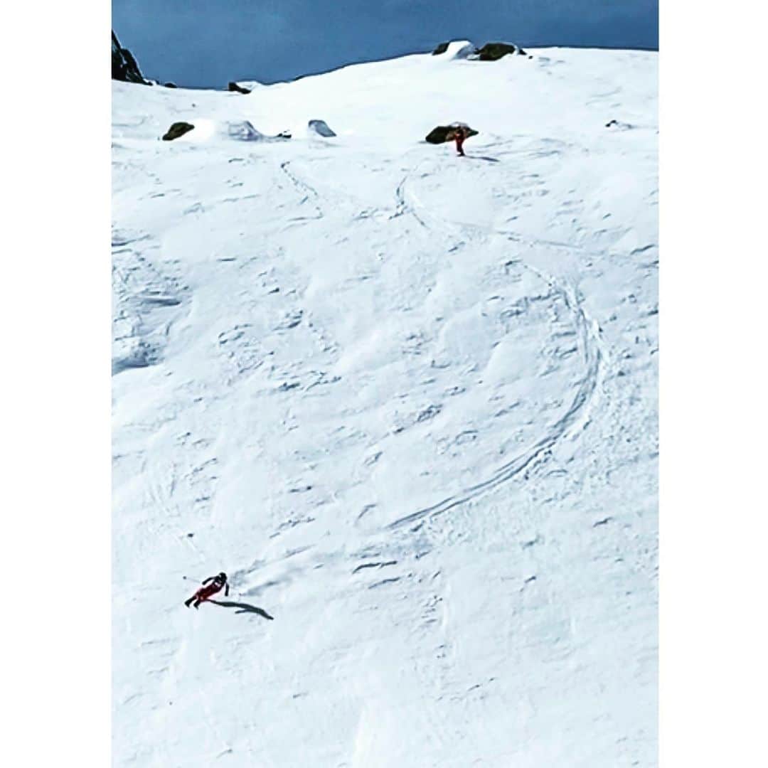 遠藤尚さんのインスタグラム写真 - (遠藤尚Instagram)「スキーヤーなら一度は行きたいと思っていたChamonix。 山の大きさはもちろんのことスキー場内の斜度感もスキーが上手くなる要素しかない場所でした。 ヤンネと幸祐と3人で滑ったけどヤンネが1番元気だった笑  そして街並みと、そこにある生活にはスキーが密着している。 スキーウエアでみんな昼から飲んだりそのままバスに乗って行ったり歴史のある街。 いつかプライベートでハイシーズンに。  #Chamonix #france #montblanc #mountains #photography #nature #snow #annecy #chamonixmontblanc #winter #beautiful #amazing #france🇫🇷 #スキー #ski #スノーボード #スキー場 #雪 #skiing #フリースキー #バックカントリー @shoendo7  @vector_glide  #vectorglide @jazzysport  #jazzysport @patagonia  #patagonia @patagoniasendai  #patagoniasendai @hestragloves  #hestragloves @newera  #newera @newerajapan  #newerajapan @7bridge_hair_sendai_japan」7月15日 7時54分 - shoendo7