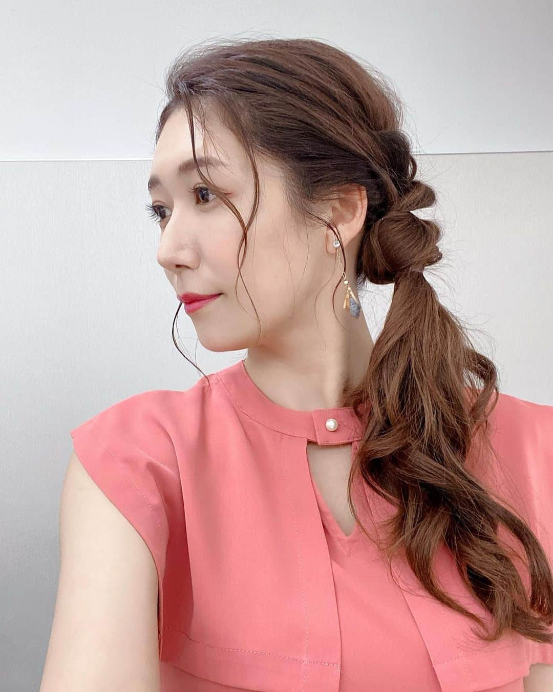 穂川果音さんのインスタグラム写真 - (穂川果音Instagram)「hairstyle  サイドアップヘアです😊  サイドアップ、自分でもやってみたいって思うけど、これは、くるりんぱしてネジネジをクルクルして…って解説を聞いて、即断念しました🐱笑  #ヘアアレンジ　#ヘアスタイル　#イヤリング　#hairstyle #hairarrange #earrings #まとめ髪　#サイド寄せアレンジ　#前髪アレンジ 　#7月コーデ　#夏コーデ　#おしゃれっぽ #アナウンサーコーデ  #アベプラ　#お天気キャスター #サイドアップヘア　#サイドアップ」7月15日 11時04分 - hokawakanonn