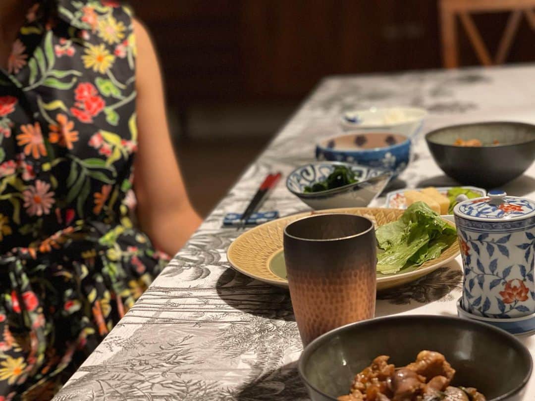 三浦瑠麗さんのインスタグラム写真 - (三浦瑠麗Instagram)「娘と晩酌。とろっとしたお魚がいいというので、太刀魚のムニエルを作った。 鶏すきの残りものとともに出した。 ほんとに短時間でできた晩ごはんを喜んでくれる。 わたしは日本酒。つまみにネギトロ。」7月15日 11時38分 - lullymiura