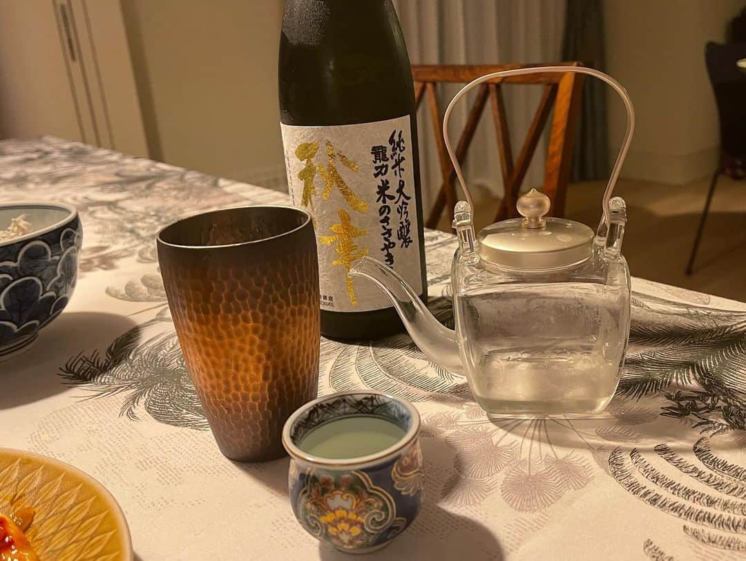 三浦瑠麗さんのインスタグラム写真 - (三浦瑠麗Instagram)「娘と晩酌。とろっとしたお魚がいいというので、太刀魚のムニエルを作った。 鶏すきの残りものとともに出した。 ほんとに短時間でできた晩ごはんを喜んでくれる。 わたしは日本酒。つまみにネギトロ。」7月15日 11時38分 - lullymiura