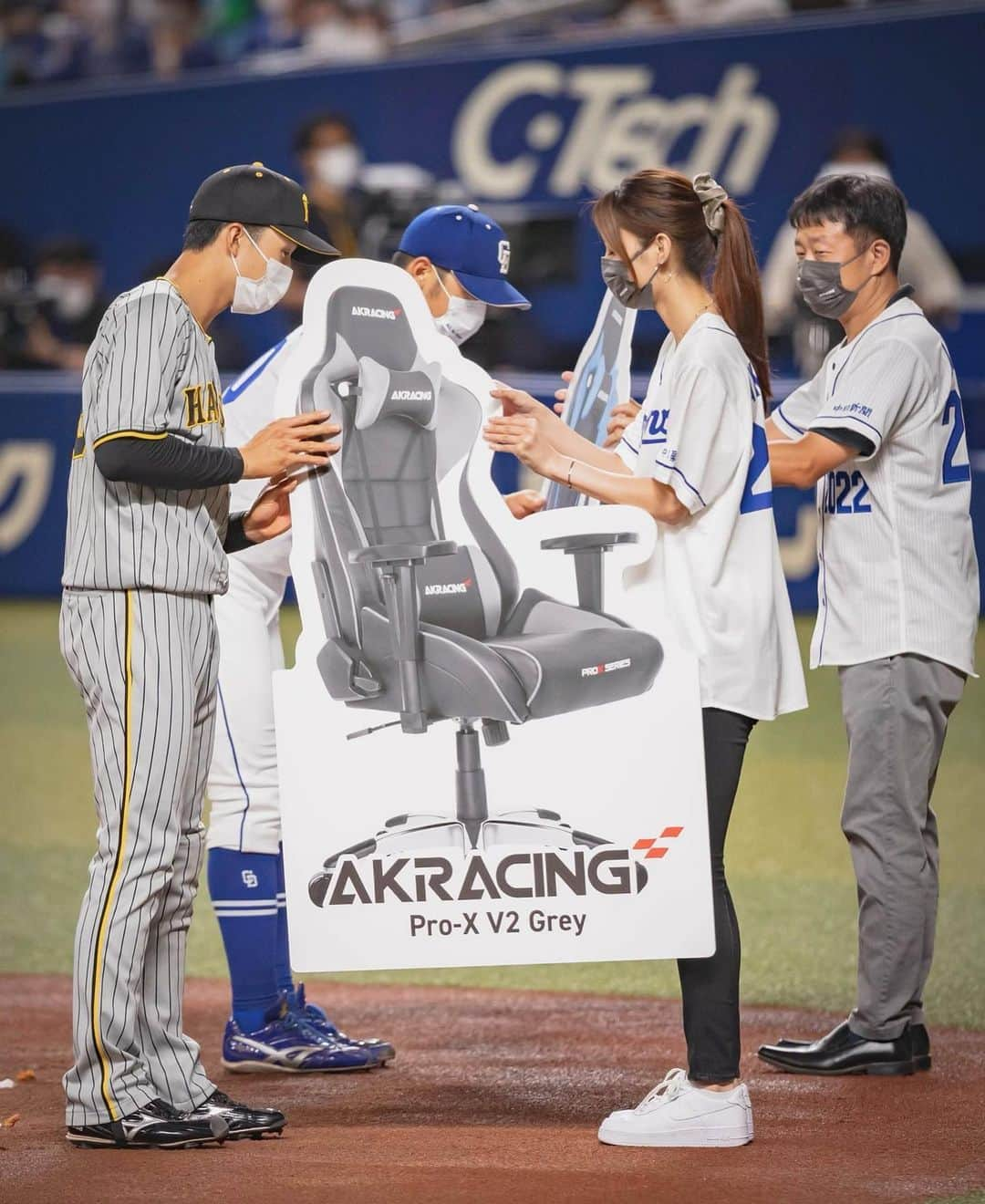 日吉晶羅さんのインスタグラム写真 - (日吉晶羅Instagram)「. ❤️ . .  #AKRacing 提供試合 6月10日 楽天生命パーク宮城 仙台 7月2日 バンテリンドーム 名古屋へ😊⚾️  2日は花束贈呈を務めました💐 今回はAKRacingチェアの贈呈！  そして始球式は 清原和博さん！ 写真撮影も快く受けてくださり とってもお優しい方でした✨✨ ありがとうございました😌  楽天生命パーク宮城 には初めて行ったのですが 天然芝生？がとっても綺麗で見やすかったです🥗  . . . . #イメージガール  #ゲーミングチェア  #エーケーレーシング  #野球観戦 #野球女子  #baseballgame #中日ドラゴンズ  #阪神タイガース」7月15日 12時19分 - akira_kirakira_