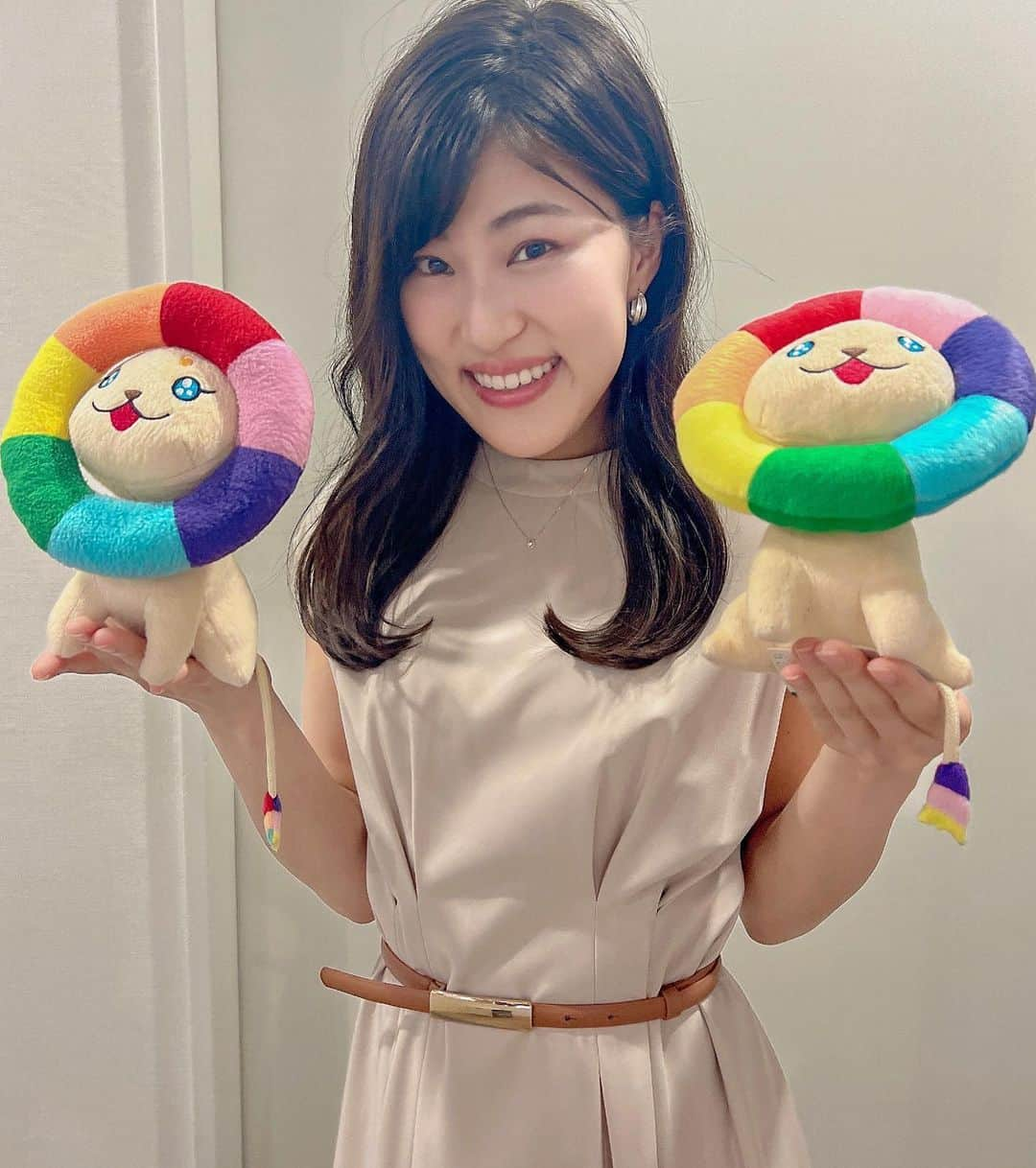 竹内里奈さんのインスタグラム写真 - (竹内里奈Instagram)「🌈job♡🎤 明日の11:30〜TOKYO MX 「ぐるり東京江戸散歩」の コーナーナレーションを担当してます☺︎ 50分くらいからの港区を紹介するコーナーです♪ ・ 今週月曜の「5時に夢中！」のパブリシティーのナレーションも担当させてもらいました🎤 ・ ゆめらいおんちゃん 🌈をとってもかわいい♡ スタッフさんと空き時間に😆📸 ・ ・ 明日は、 チバテレの公開収録番組 「目指せアウトレット芸人7」のMCのお仕事させてもらいます😆 久々のこの番組の司会楽しみです♡ 雨予報ですが、室内です♪ お客さんと一緒に楽しみながら、会場盛り上げられるよう、がんばります✨ ・ ・ ・ ・ #tokyomx #mx #ゆめらいおん #ぐるり東京江戸散歩 #5時に夢中 #ナレーション #ナレーター #アナウンサー #フリーアナウンサー #竹内里奈」7月15日 12時26分 - rina.takeuch