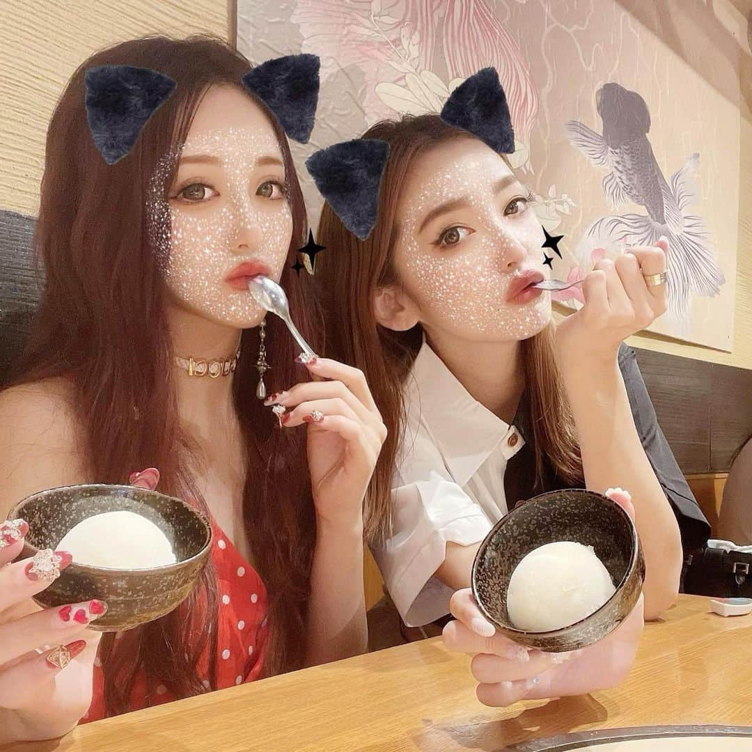 桜井莉菜さんのインスタグラム写真 - (桜井莉菜Instagram)「撮影後、かなちゃん @kanaxxy_0421 とご飯行ってきたよん☺️🌸 前から気になってた麻布十番にある【 @sakura.toriizaka 】😍 豪華爛漫海鮮コースってやつにしたんだけど、とろける旨さA5ランク黒毛和牛の炙り寿司、海鮮サラダ、焼き魚etc… もうまず、見た目が可愛過ぎん！？🌸 色合いが鮮やかで華やか💐 そして味も全部めちゃ美味しかったーーー😭💕 牛トロ炙り寿司とか、もうずっと口の中に入れときたかった🤤w 見た目も味もタイプのお店発見出来た時ってテンション上がるよねっ🥹💗 絶対また行く🏃‍♀️✨✨✨  #麻布十番ディナー #麻布十番デート #六本木グルメ #六本木ヒルズ #六本木ディナー #六本木居酒屋 #PR #さくら鳥居坂 #麻布十番グルメ」7月15日 15時53分 - rina__sakurai