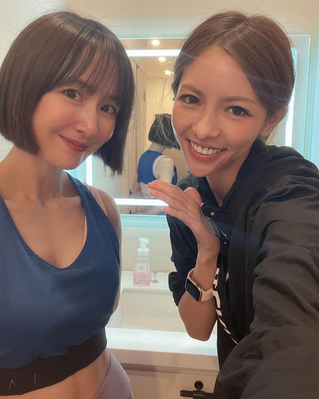 山川恵里佳さんのインスタグラム写真 - (山川恵里佳Instagram)「@threeb_fitness  今日はたまちゃんトレーニング💪  新たなトレーニングを追加したお尻🍑  胸や背中はウエイトを重くしてトレーニング☻ たまちゃんガンガンやります笑 ↑おかげで動画は二重顎🫣  愛のある たまトレのおかげで 終わった直後から筋肉痛？なりました🙌🤍  ずっと気になってたタンパク質の話も たまちゃんに詳しく聞けてよかった🫧  れいかちゃんにも会えて お尻の写真撮ってもらいました🍑  今日のウエアも可愛かったな♡  来週もがんばろー！  @reika.kataoka  @daiki.2000.12   #threeb #スリービー #パーソナルトレーニング #トレーニング女子 #やまかわトレ #お尻トレーニング」7月15日 16時49分 - erika_3_official