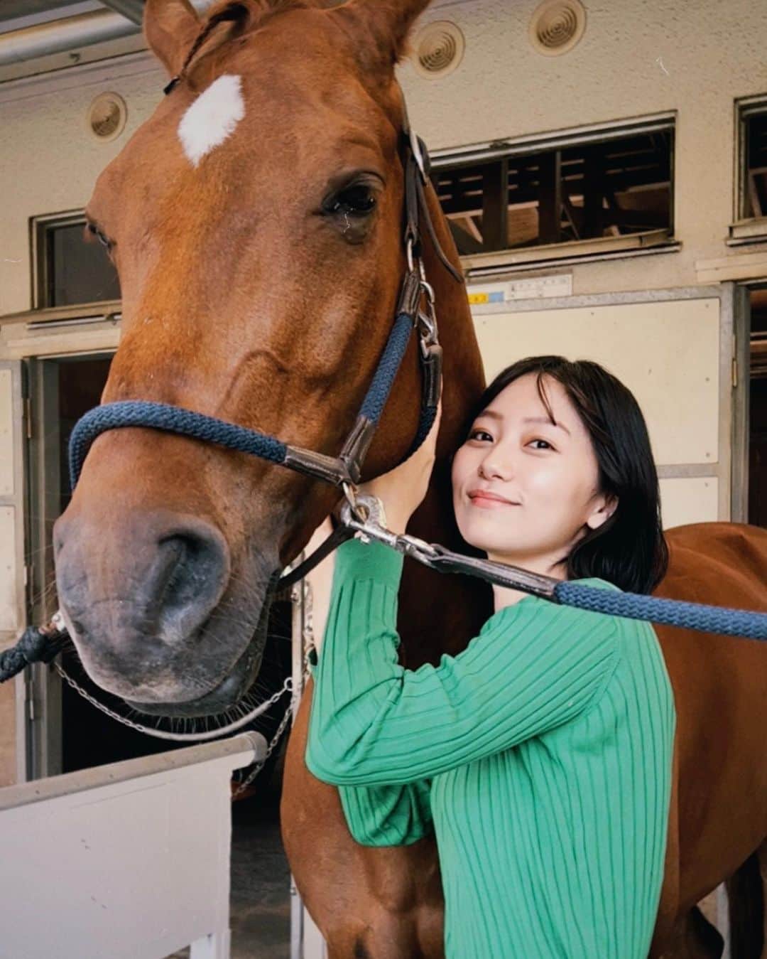 工藤綾乃さんのインスタグラム写真 - (工藤綾乃Instagram)「学研ネット シゴトのトビラ 今回はジョッキーのお仕事 みてね🤍 乗馬体験もさせて頂きました とにかくお馬さんたちが本当に可愛くて、、🥺❤️ 撮影でも癒されてました」7月15日 16時56分 - ayano_kudo_official