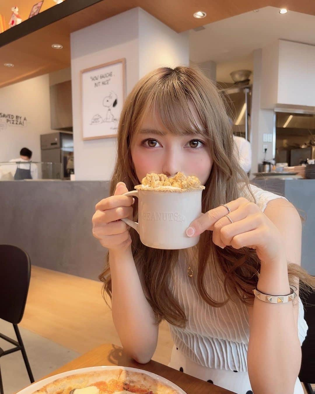 あいりさんのインスタグラム写真 - (あいりInstagram)「PEANUTS Cafeが EXPOCITYにできてた〜🫣💕 スヌーピーだらけで かわいすぎた😍鏡までかわいい😍 . このポップコーン上にのった 飲み物おいしすぎたから 甘党さんは飲んでみてほしい🤤♡ . . #expocity #cafe #peanutscafe  #大阪カフェ #大阪 #大阪ランチ  #エキスポシティ #エキスポ #カフェ  #グルメ女子 #カラコン #カフェ巡り  #大阪観光 #大阪旅行 #followme  #グルメ #ピーナッツカフェ #スヌーピー  #大阪グルメ #かわいい #instalike」7月15日 18時02分 - gtamtgat