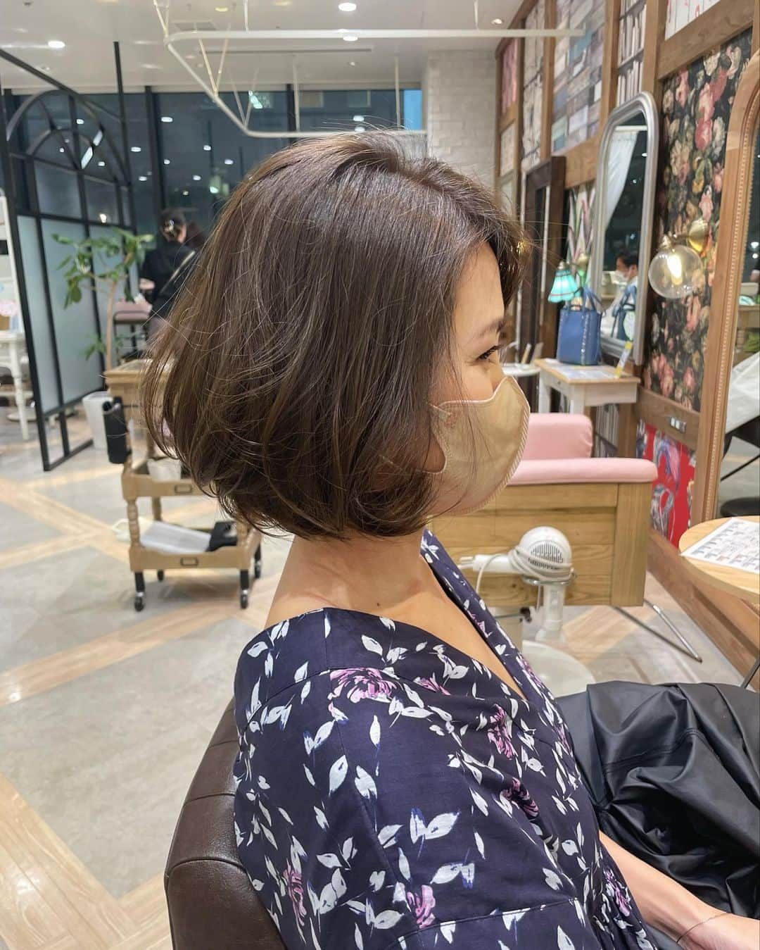 坂元美香さんのインスタグラム写真 - (坂元美香Instagram)「金曜日お疲れさまでした！  ヘアカラー落ち着かせてきました。 大人女子的な。  すごい雨降ってます🙄☔️ せっかくふわふわに巻いてもらったのに 案の定 家に着いたらペタンコでした🤷🏻‍♀️ たった10分のふわふわ時間でした。 今週はずっと湿気との闘いだわ。 ふに( ･᷄ὢ･᷅ )  @zaza_seino #zaza  #ボブヘア #大人ボブ #前下がりボブ」7月15日 18時23分 - mika_saka