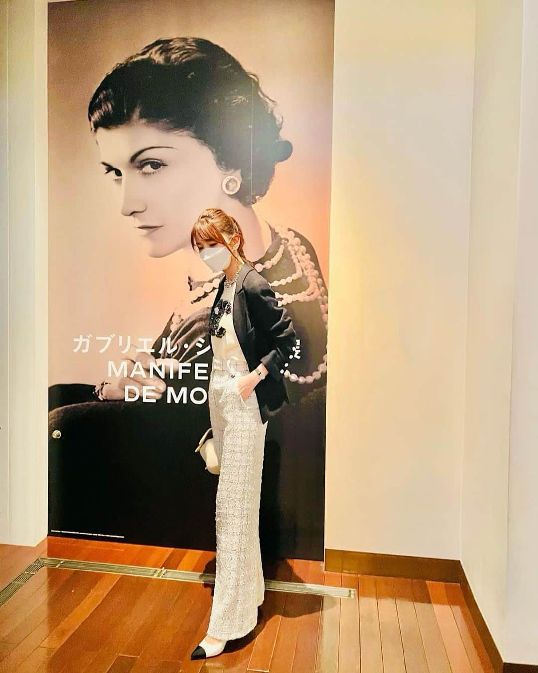 君島十和子さんのインスタグラム写真 - (君島十和子Instagram)「・ 時差投稿  …6月末に 東京駅近くの 三菱一号館美術館にて。 「ガブリエル・シャネル回顧展」 2020年に初めてパリで開催され、 さらに再構築された国際巡回展。  日本でCHANELの回顧展が開催されるのは30年ぶりだそうです。  今、当たり前に着ている ジャケットやパンツスタイルが、 女性が着るものでは無かった時代に ガブリエル・シャネルが先駆者となって提案した事は有名ですが、 その時代に既に 「女性を美しく見せる美学」が確立され現代に引き継がれている事が、 展示品から伝わりました✨✨  18年前に購入して、今も袖を通す機会が多いCHANELジャケットを着て出かけました。  館内にあるカフェ 「cafe1894」 この美術館が建設された当時のデザイン。 展覧会では、かなり照明を落とし静謐な雰囲気の中、緊張感を持って展示品を 拝見しているので こちらのカフェにて、 余韻に浸りながら同行した娘ともお互いに感想などを言い合い…ホッと一息。  2022年9月25日まで 開催されています。 (写真は許可されている場所のみで撮影しました)  #ftcbeauty #君島十和子 #三菱一号館美術館  #ガブリエルシャネル展 #時差投稿ごめんなさい」7月15日 18時48分 - ftcbeauty.official