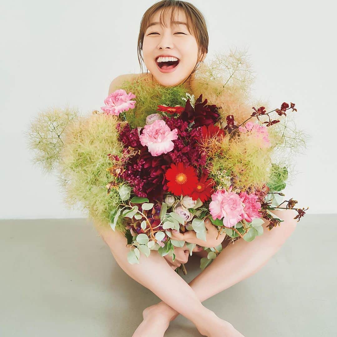 須田亜香里さんのインスタグラム写真 - (須田亜香里Instagram)「本日7月15日(金)発売  #EX大衆  30歳初水着グラビアです💐 お花で体が隠れるほどおっきかった☺️  昔連載を持たせていただいていた雑誌なので、卒業を機にお声を掛けていただけて、本当に嬉しかったな。  （２枚目の写真はセブンネット購入限定特典のポストカードサンプルです） 📷: @chiba_taichi」7月15日 19時04分 - akarisuda