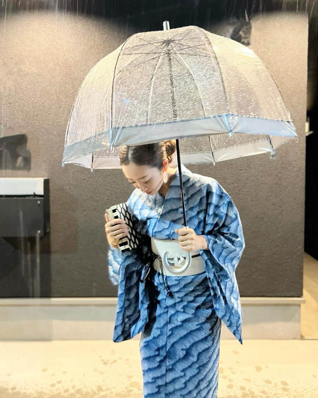 神崎恵さんのインスタグラム写真 - (神崎恵Instagram)「・ 昨晩のライブでもお話した浴衣のアレンジ。 ライブで2つ目？にご紹介したヘアアレンジです。 おだんご部分は大きめ仕上げ。 今年も夏が短そうなので、浴衣も夏着物も普段着としてたくさん着て楽しんでいます。🌽🎐🍉  #浴衣 #夏着物」7月15日 19時35分 - megumi_kanzaki
