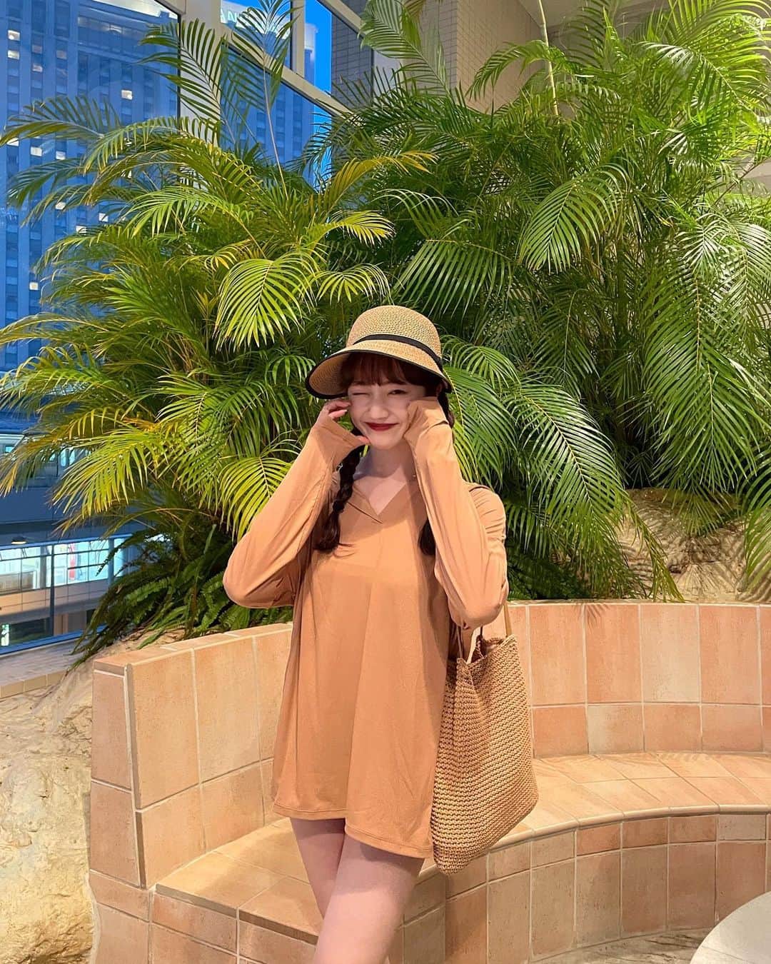 河﨑莉奈さんのインスタグラム写真 - (河﨑莉奈Instagram)「さらっとした生地感で着たまま遊泳もできる万能アイテム🏊🏻‍♀️  @seadress_official   帽子とカバンはberinだよ🧡　  @berin__official   #タイアップ#seadress_official #SEADRESS #シードレス #ラッシュパーカープルオーバー  #プチプラ #プチプラ水着 #スイムウェア #リゾートウェア #大人水着 #バケットハット」7月15日 19時48分 - rinya5588