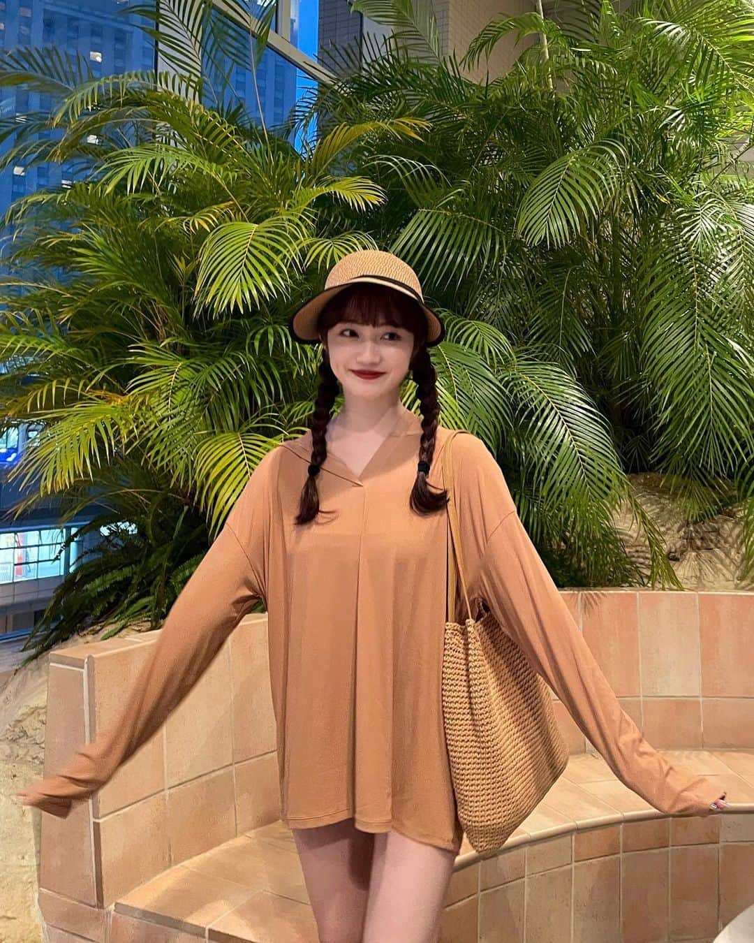 河﨑莉奈さんのインスタグラム写真 - (河﨑莉奈Instagram)「さらっとした生地感で着たまま遊泳もできる万能アイテム🏊🏻‍♀️  @seadress_official   帽子とカバンはberinだよ🧡　  @berin__official   #タイアップ#seadress_official #SEADRESS #シードレス #ラッシュパーカープルオーバー  #プチプラ #プチプラ水着 #スイムウェア #リゾートウェア #大人水着 #バケットハット」7月15日 19時48分 - rinya5588