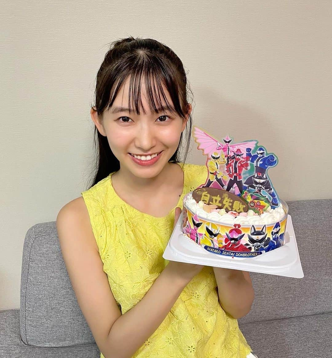 志田音々さんのインスタグラム写真 - (志田音々Instagram)「24歳になりました🎂  みなさま、いつもありがとうございます☺️ 皆様の応援のおかげで、私は楽しく明るくお仕事することが出来ています。 新しいお仕事に携わる度に応援してくれるみなさんを思い浮かべています。 情報解禁したら喜んでくれるんだろうなぁとか、ここにいられるのもみなさんの応援のおかけなんだなぁとかしみじみしています。 本当にありがとうございます🍀  そして、今年の誕生日は嬉しすぎることにファースト写真集の発売日でもあり、幸せな24歳のスタートです🥹🧡 ひとつの大きな夢だったのでとても嬉しいです😭叶えてくださりありがとうございます🍀  歳はひとつ重ねましたが、これからもこんな志田音々を宜しくお願いいたします。  #今年の誕生日ケーキは #ドンブラケーキ #推ししか勝たん #推しが尊い #去年のプレート文字と今年の文字 #繋がってます #自立失敗  #ファースト写真集発売 #neneまるっとぜんぶ #このハッシュタグで投稿お待ちしております♪」7月15日 19時59分 - shida_nene0715