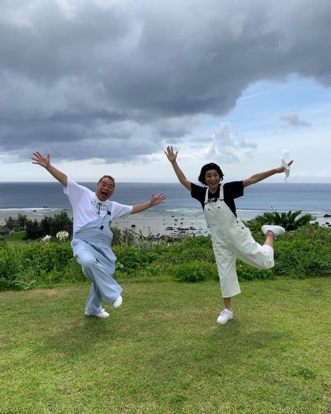高嶋ちさ子さんのインスタグラム写真 - (高嶋ちさ子Instagram)「出川さんと充電旅してました。 日本中お天気が悪い中、奄美大島はお天気に恵まれて、暑くて焦げそうなくらいでした。  帰りの飛行機がなかなか飛ばず… 明日の名古屋のコンサートに辿り着けるかヒヤヒヤです  九州の大雨が本当に心配です。九州には友人が多いので心配です。」7月15日 20時04分 - chisakotakashima