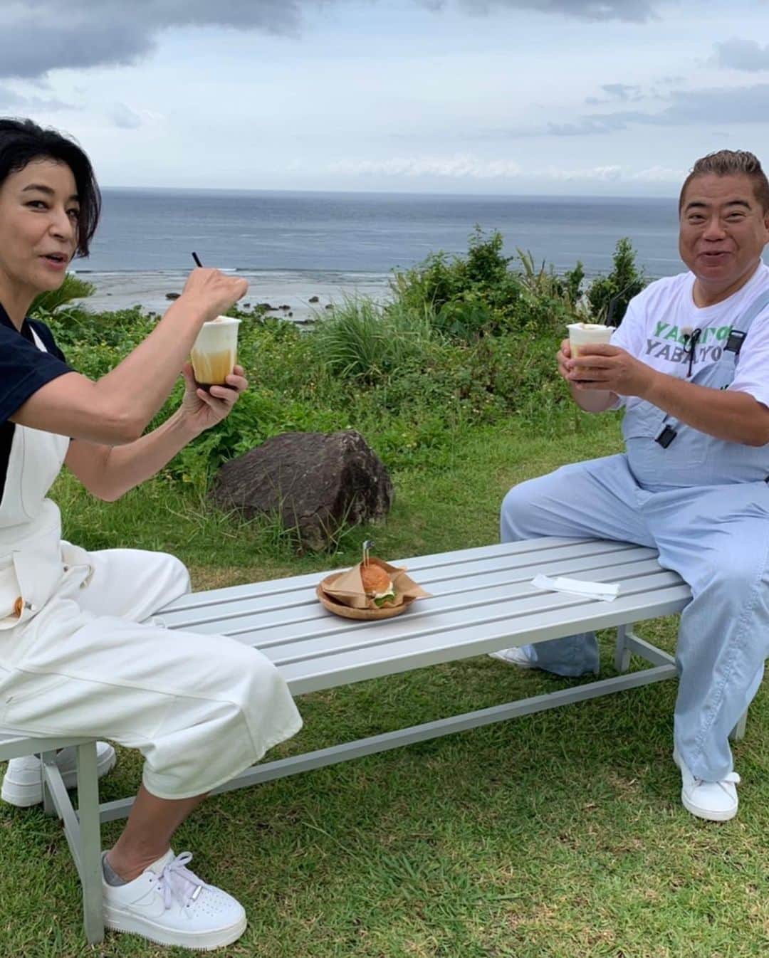 高嶋ちさ子さんのインスタグラム写真 - (高嶋ちさ子Instagram)「出川さんと充電旅してました。 日本中お天気が悪い中、奄美大島はお天気に恵まれて、暑くて焦げそうなくらいでした。  帰りの飛行機がなかなか飛ばず… 明日の名古屋のコンサートに辿り着けるかヒヤヒヤです  九州の大雨が本当に心配です。九州には友人が多いので心配です。」7月15日 20時04分 - chisakotakashima