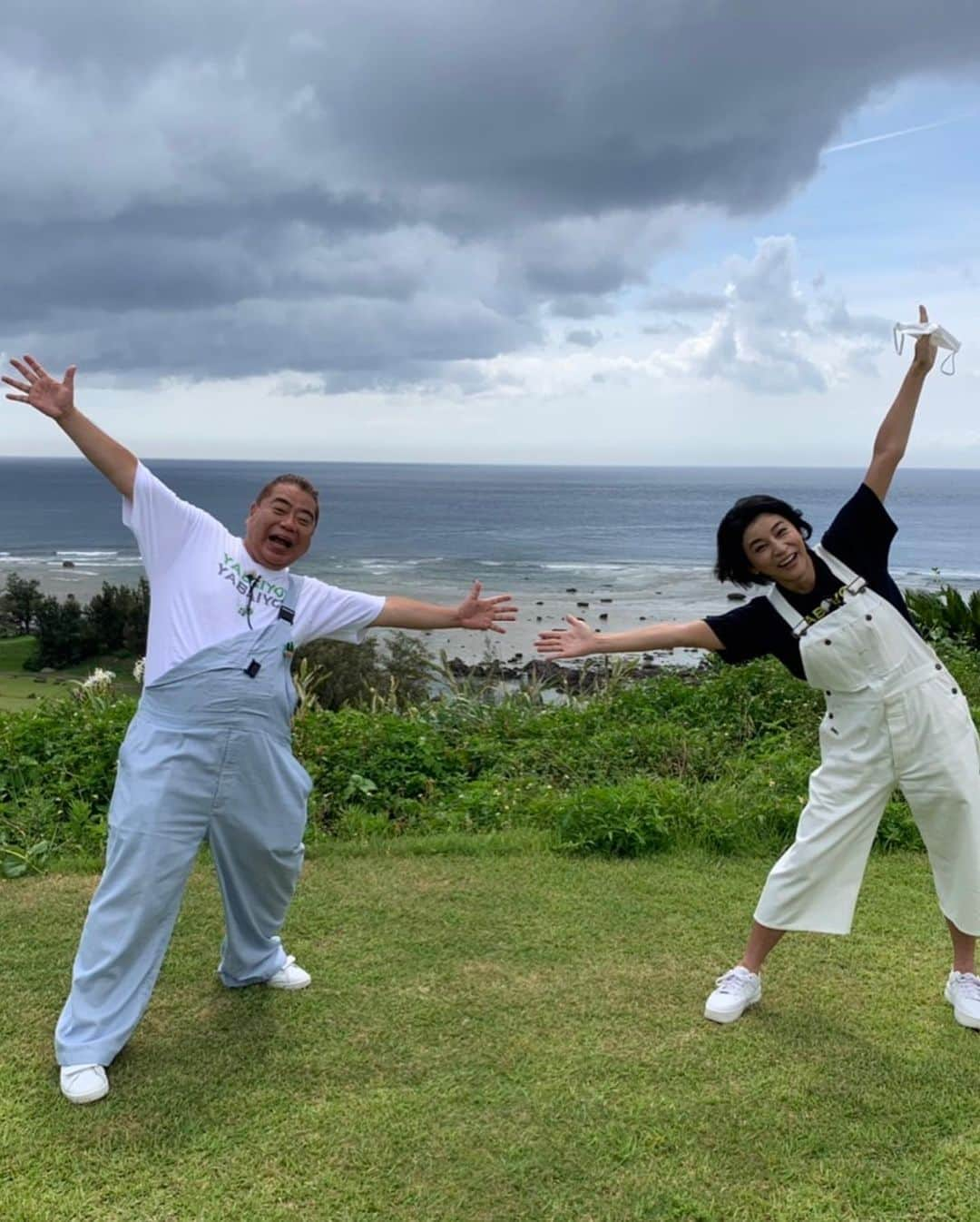 高嶋ちさ子さんのインスタグラム写真 - (高嶋ちさ子Instagram)「出川さんと充電旅してました。 日本中お天気が悪い中、奄美大島はお天気に恵まれて、暑くて焦げそうなくらいでした。  帰りの飛行機がなかなか飛ばず… 明日の名古屋のコンサートに辿り着けるかヒヤヒヤです  九州の大雨が本当に心配です。九州には友人が多いので心配です。」7月15日 20時04分 - chisakotakashima