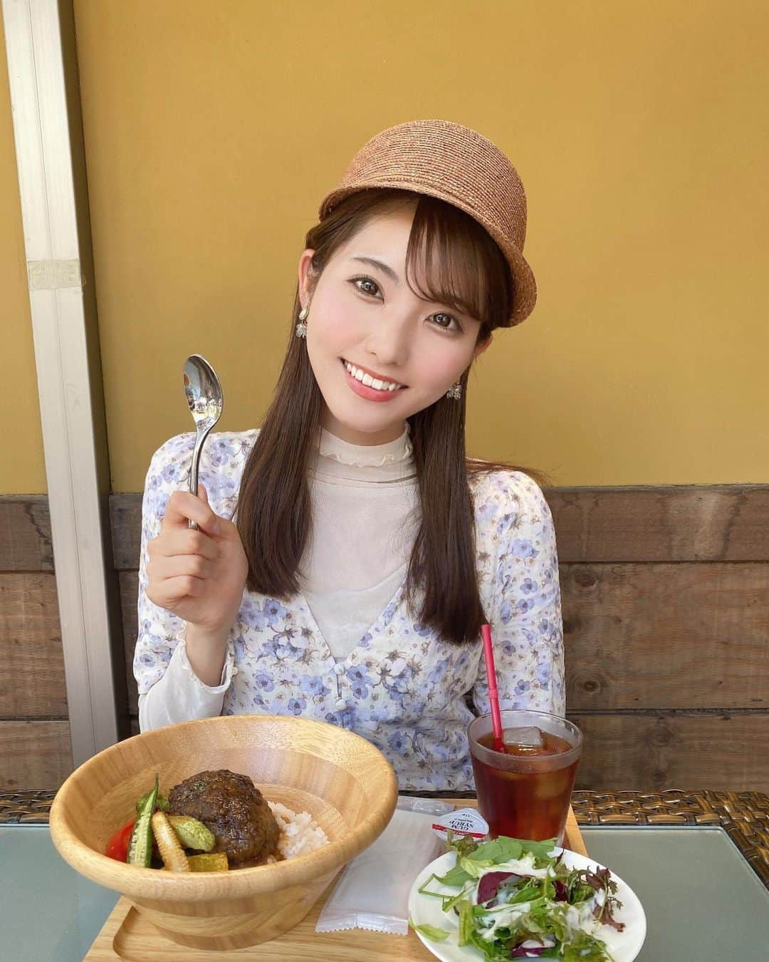 山下七子さんのインスタグラム写真 - (山下七子Instagram)「大好きな紫陽花見た後、 大好きなハンバーグ食べたんだあ🍴🤤  最高だナ！！！！！！！！！！！ いえーい！！！！！！！！！！！  ドリンクはアイスティー🥤✨🎵 #筥崎宮あじさい苑 #筥崎宮 #紫陽花#カフェ巡り#福岡県#福岡ランチ#ハンバーグ#筥カフェ#お出掛けコーデ」7月15日 20時49分 - yamashita_nanako