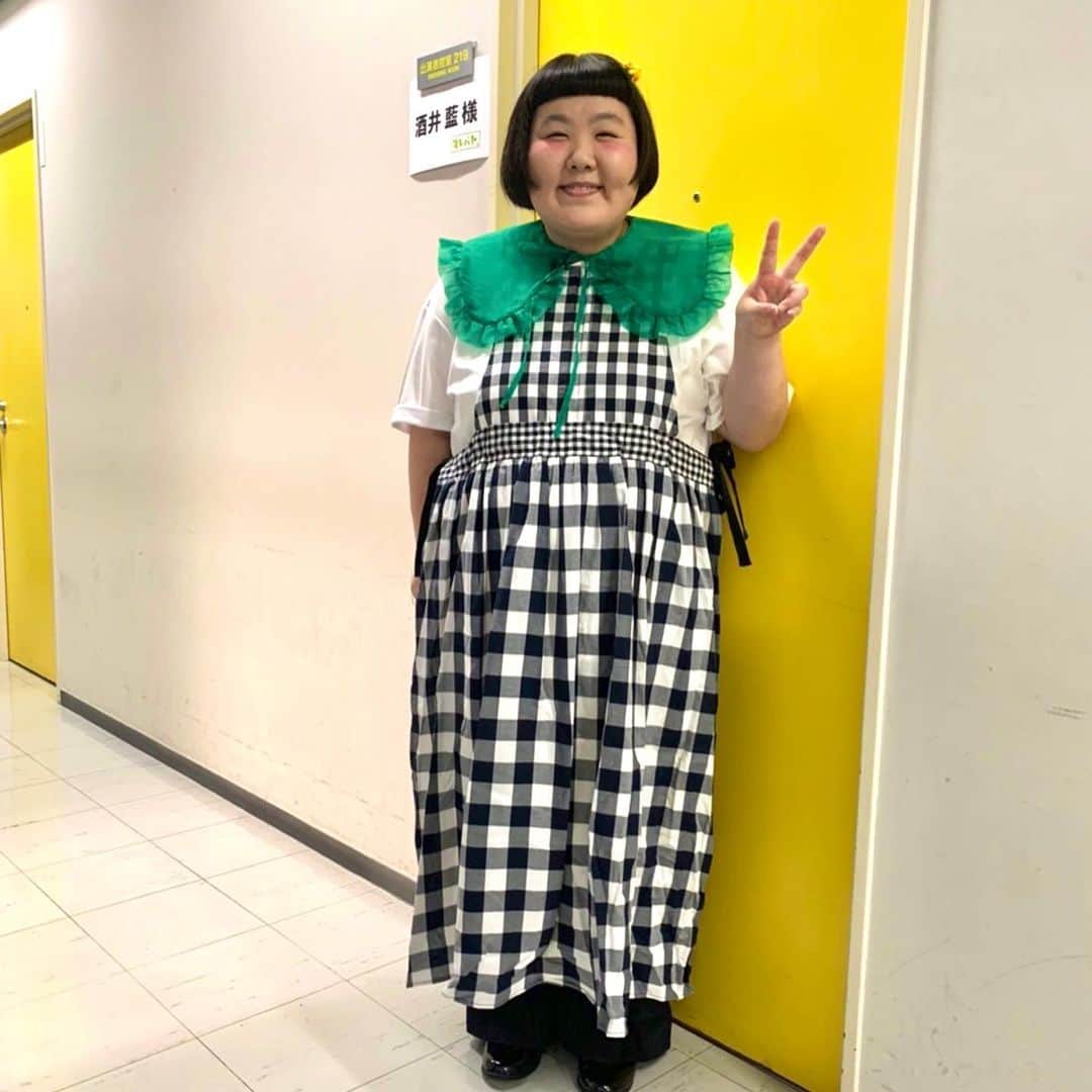 酒井藍さんのインスタグラム写真 - (酒井藍Instagram)「. 昨日『プレバト！！』に出してもらいました☺️  俳句も、色鉛筆も勉強になりましたー😂  色鉛筆のお題は、アメリカンドッグでした‼︎‼︎‼︎‼︎  アメリカンドッグは、根本のカリカリの部分が好きですー❤️  可愛い衣装でした☺️ 1枚脱いだら、サンバ踊りたくなりました。 気付いたら小刻みにステップ踏んでました。  マネージャーのカワイコちゃんが、その瞬間撮ってくれました😂  マネージャーのカワイコちゃんも、写真撮りながら小さくステップ踏んでたと思う！！！  2人で本番前に、軽サンバしたおかげで緊張が少し溶けたよ☺️  俳句も色鉛筆も、もっと上手くなれるように勉強しますー✌️」7月15日 21時02分 - sakaiaisakaiai