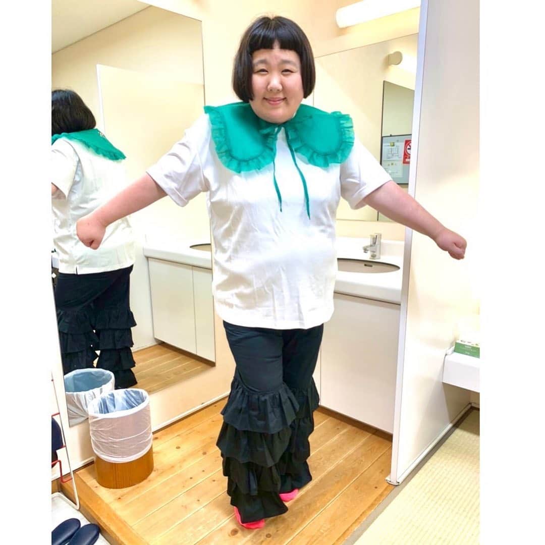 酒井藍さんのインスタグラム写真 - (酒井藍Instagram)「. 昨日『プレバト！！』に出してもらいました☺️  俳句も、色鉛筆も勉強になりましたー😂  色鉛筆のお題は、アメリカンドッグでした‼︎‼︎‼︎‼︎  アメリカンドッグは、根本のカリカリの部分が好きですー❤️  可愛い衣装でした☺️ 1枚脱いだら、サンバ踊りたくなりました。 気付いたら小刻みにステップ踏んでました。  マネージャーのカワイコちゃんが、その瞬間撮ってくれました😂  マネージャーのカワイコちゃんも、写真撮りながら小さくステップ踏んでたと思う！！！  2人で本番前に、軽サンバしたおかげで緊張が少し溶けたよ☺️  俳句も色鉛筆も、もっと上手くなれるように勉強しますー✌️」7月15日 21時02分 - sakaiaisakaiai