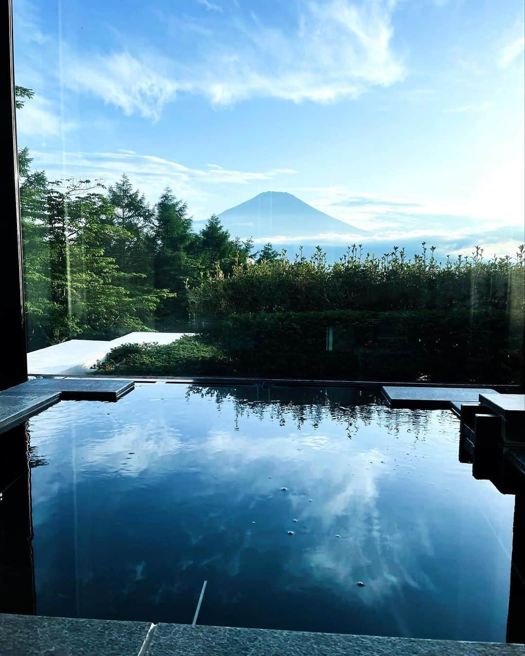 さーぽんさんのインスタグラム写真 - (さーぽんInstagram)「. 富士山と🗻🤍 お部屋の露天風呂からの 景色が綺麗で最高だったなぁ🥲💗💗 #エクシブ山中湖  #エクシブ  #富士山」7月15日 21時09分 - rk_27829