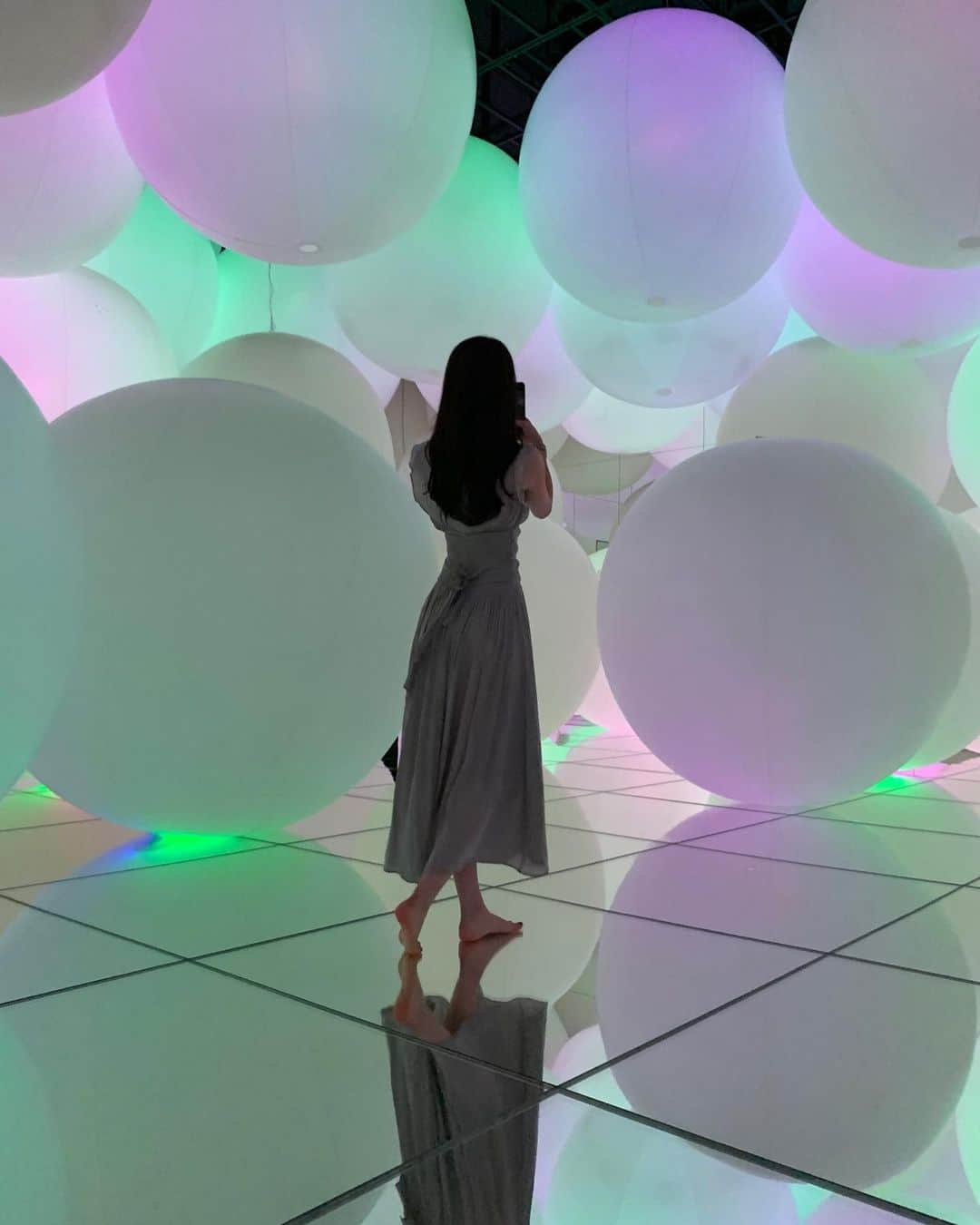 MIYUさんのインスタグラム写真 - (MIYUInstagram)「@teamlab.planets 💐 初めて行きましたが、とても綺麗で感動しました✨ 水中や暗闇を歩いたりするスポットがあり 体験型の空間でした! #チームラボプラネッツ #teamlab #teamlabplanets」7月15日 21時09分 - miyu__.oo