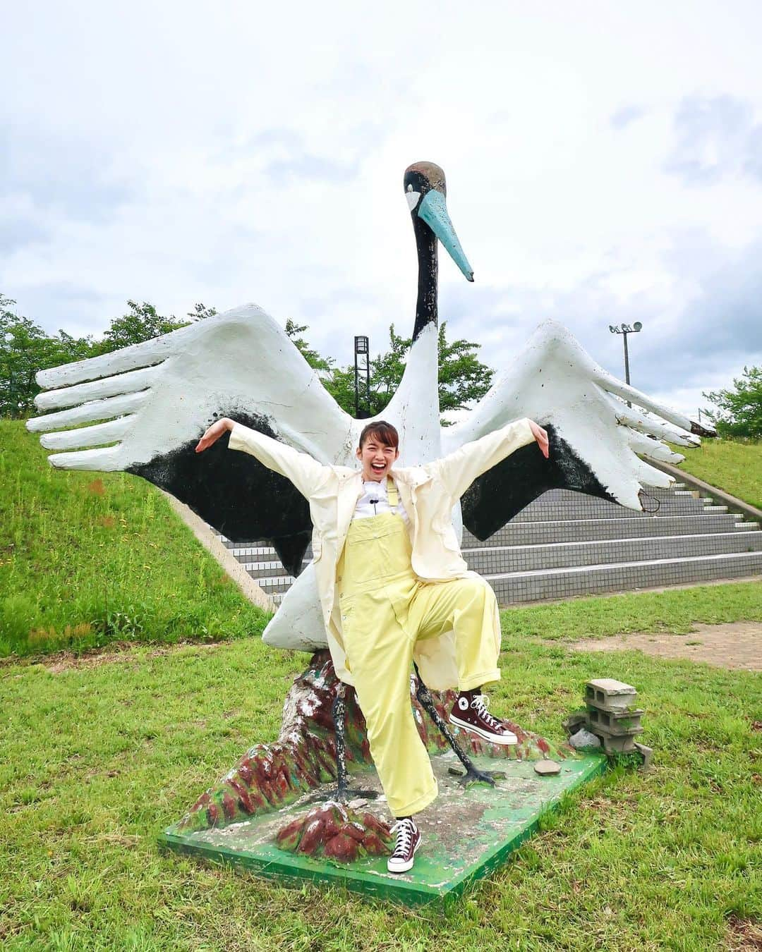 佐藤栞里さんのインスタグラム写真 - (佐藤栞里Instagram)「. 笑ってコラえて！ ダーツの旅 in青森県 鶴田町🍎 穏やかで愉快なみなさんとお話をしていると こちらまでほっこり心がやわらかくなって 自然と目がたれていくような(さらに、さらに☺️) とーっても優しい気持ちになれる町でした。 楽しかったな、おいしかったな。 また、しおりんごにも会いに行かなきゃな🥰 そして、道の駅で出会ったしとぎもち。 あれからずっと忘れられない、、 切実に東京でも販売希望！です！笑」7月15日 21時38分 - satoshiori727