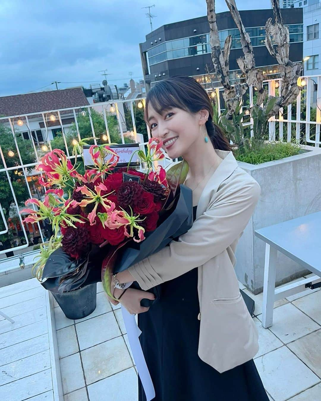 上野なつひさんのインスタグラム写真 - (上野なつひInstagram)「7月13日 37歳の誕生日を迎えました💞 沢山のお祝いメッセージありがとうございました💫 大好きが詰まった日でした🙈✨  ここ数年会いたい人にも会えずの日々が続いていたけど久々の友達にも会えてとっても幸せな時間でした✨ BBQスタイルでとってもオシャレで素敵なお店☺️ 愛ある演出…それを色々サポートしてくれたノナとべっぴーにも感謝💞 @konona.official  @nakabeppuaoi  代官山のTHE ROSEさんありがとうございました！ 人に会うとパワーもらえる！  37歳になって新たな夢や希望が出来てワクワクしかない✨ それもこれも人の縁があって今の私がいるので支えてくれる私の大事な人に感謝しかないです💞  恩返しができるようもらったパワーを倍で返せるよういい歳にしていこうと思います☺️  そして変わらずいつも見守ってくださる皆様にも、ありがとうございます💕 ガッツリアラフォーですがこれからも宜しくお願いしますね😙✨ #上野なつひ」7月15日 22時18分 - natsuhi