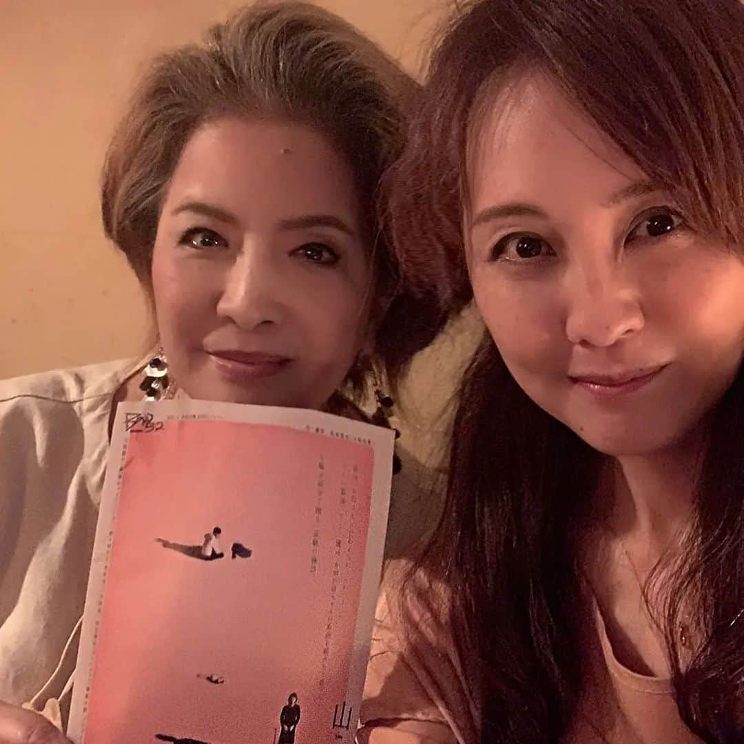 池上季実子さんのインスタグラム写真 - (池上季実子Instagram)「今日の観劇は『山笑う』 皆さんにもありがちな、日常生活の1コマを切り取ったお話。女手一つで兄妹を育ててくれた母が亡くなった通夜の晩の斎場の片隅の部屋で繰り拡がる紆余曲折の人間模様。笑ったりズシッときたり、ホロッときたり、えー、こう来るかぁーと思ったりと、かなり、楽しませて頂きました。 下北沢小劇場B1・ 17日(日)迄ですが 明日16日の14:00/19:00 チケット、まだ一寸だけあるそうですよ。是非是非❣️お薦めです✨🤗✨ 【お問い合わせ】 staff@52pro.info  【ゴツプロ！公式サイト】 https://52pro.info/  写真は一緒に観劇した本多真弓ちゃんと『山笑う』出演のゴツプロ塚原大助さんです☺️そして最後のチラシの山の写真、沢山の劇場で沢山の役者が心血注いで芝居してます。まだまだコロナ禍ではありますが是非皆様劇場へ、芝居を観にいらして下さいませ。観劇後、シアターサイドバーで私と真弓ちゃんも次何観るか打ち合わせ完了です😁✌️  #池上季実子 #女優 #本多真弓 #mayumihonda #塚原大助  #浜谷康幸 #渡邊聡 #塚原大助率いるゴツプロ集団 #ゴツプロ #俳優 #舞台 #観劇 #山笑う #山崎静代 #野々村のん #平岡亮 #下北沢小劇場B1 #北沢タウンホール小劇場b1 #北沢タウンホール #コロナにまけるな #舞台好きな人と繋がりたい #theatersideBarl  #シアターサイドバー」7月16日 4時12分 - kimiko_ikegami_actress_japan