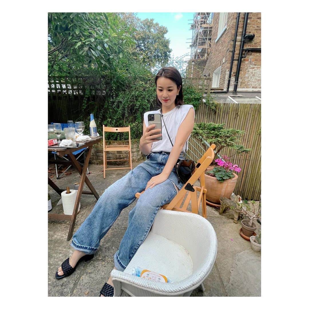 秋元玲奈さんのインスタグラム写真 - (秋元玲奈Instagram)「バーベキュー日和🍖🇬🇧 友人の温かいおもてなしに感謝☺️  #london #londonlife  denim#maisonmargiela  tops#thefrankieshop  bag#alaïa」7月16日 7時15分 - rena_akimoto