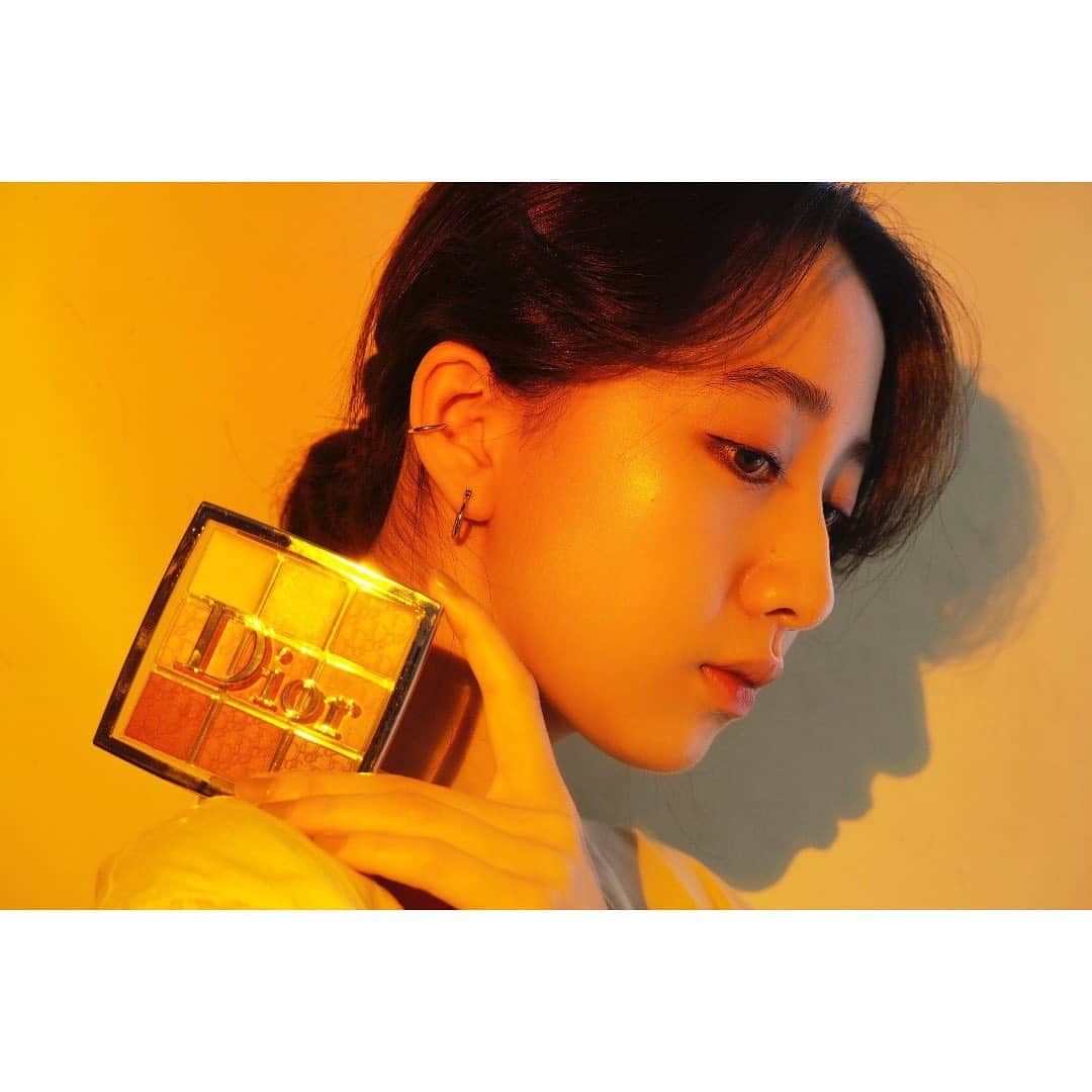 木村心美さんのインスタグラム写真 - (木村心美Instagram)「Sun-kissed coral look🌞🥰✨ ・ 夏の夕日に染まったような色の @diorbeauty  バックステージ アイパレットが発売されました🤩🤩✨ コーラルな色味で明るく、でも大人なルックになります。 ラメが細かくてオススメです、、、、 ・ @diorbeauty  #ディオールバックステージ #diorbackstage」7月16日 12時21分 - cocomi_553_official