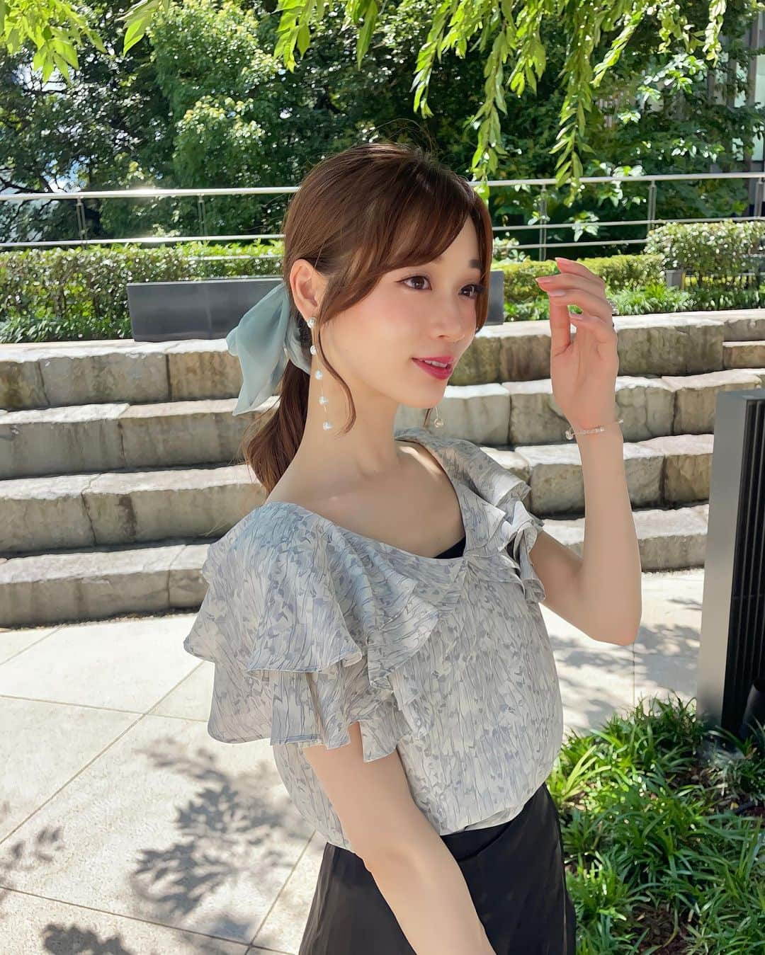 牧野結美さんのインスタグラム写真 - (牧野結美Instagram)「デコルテが綺麗に見えるトップス👒  ニュアンスカラーが涼しげな印象に🎐 首元が広めに空いているので、 真夏でもすっきり着られます💙🤍  落ち感のある素材で抜け感も☺️👌🏻  tops… @violettaofficial_jp   #VIOLETTA #VIOLETTA_code #ヴィオレッタ #デートコーデ #上品コーデ #大人可愛いコーデ #大人かわいいコーデ #アラサーコーディネート #アラサー女子コーデ #フェミニンコーデ #フェミニンコーディネート #30代コーデ #大人女子コーデ #30代ファッション PR」7月16日 12時37分 - yumi_makino_