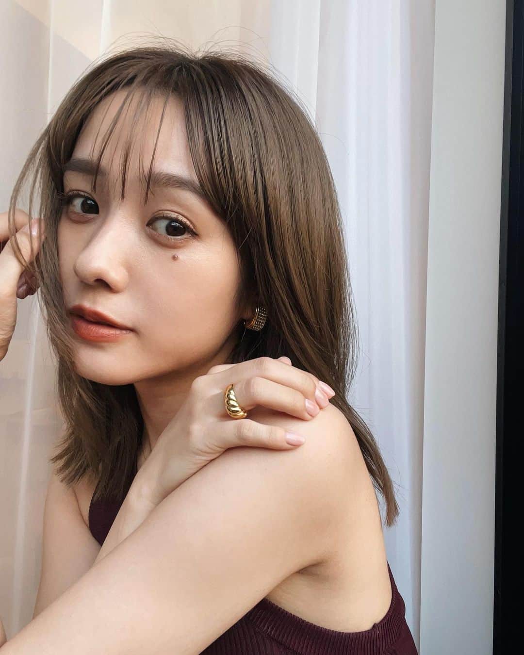 前田希美（まえのん）さんのインスタグラム写真 - (前田希美（まえのん）Instagram)「デジャヴュ「フィルム眉カラー」の ビターブラウンを プレゼントして頂きました。  何回もご紹介させてもらっているのですが やわらかな眉毛の質感はそのままに 発色の良さも両立した眉専用のフィルム液で お湯だけで簡単にオフできるのが嬉しいところ。  簡単に毛流れを整えられる極小サイズのブラシは 余分な液が付かない設計のブラシなので、 塗る前のティッシュオフも不要です。  ナチュラルブラウン同様に黄味と赤みのバランスがいいので、 ブルべにもイエベにも使えるニュートラルなブラウンで 黒髪や暗めの髪色の方におすすめです︎☺︎  ビターブラウンがバラエティストア・イミュECだけでなく、 7月15日（金）から新たにドラッグストア、 大型スーパーマーケットでも 発売されるようになったそうなので 気になった方はチェックしてみてくださいね。  @dejavu_official.jp #デジャヴュ #フィルム眉カラー」7月16日 13時03分 - maeda_nozomi