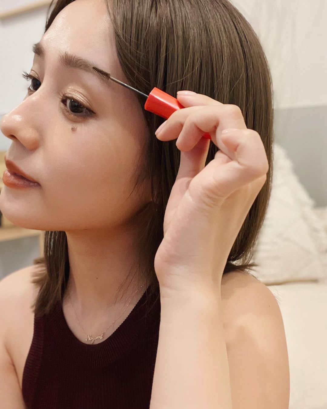 前田希美（まえのん）さんのインスタグラム写真 - (前田希美（まえのん）Instagram)「デジャヴュ「フィルム眉カラー」の ビターブラウンを プレゼントして頂きました。  何回もご紹介させてもらっているのですが やわらかな眉毛の質感はそのままに 発色の良さも両立した眉専用のフィルム液で お湯だけで簡単にオフできるのが嬉しいところ。  簡単に毛流れを整えられる極小サイズのブラシは 余分な液が付かない設計のブラシなので、 塗る前のティッシュオフも不要です。  ナチュラルブラウン同様に黄味と赤みのバランスがいいので、 ブルべにもイエベにも使えるニュートラルなブラウンで 黒髪や暗めの髪色の方におすすめです︎☺︎  ビターブラウンがバラエティストア・イミュECだけでなく、 7月15日（金）から新たにドラッグストア、 大型スーパーマーケットでも 発売されるようになったそうなので 気になった方はチェックしてみてくださいね。  @dejavu_official.jp #デジャヴュ #フィルム眉カラー」7月16日 13時03分 - maeda_nozomi