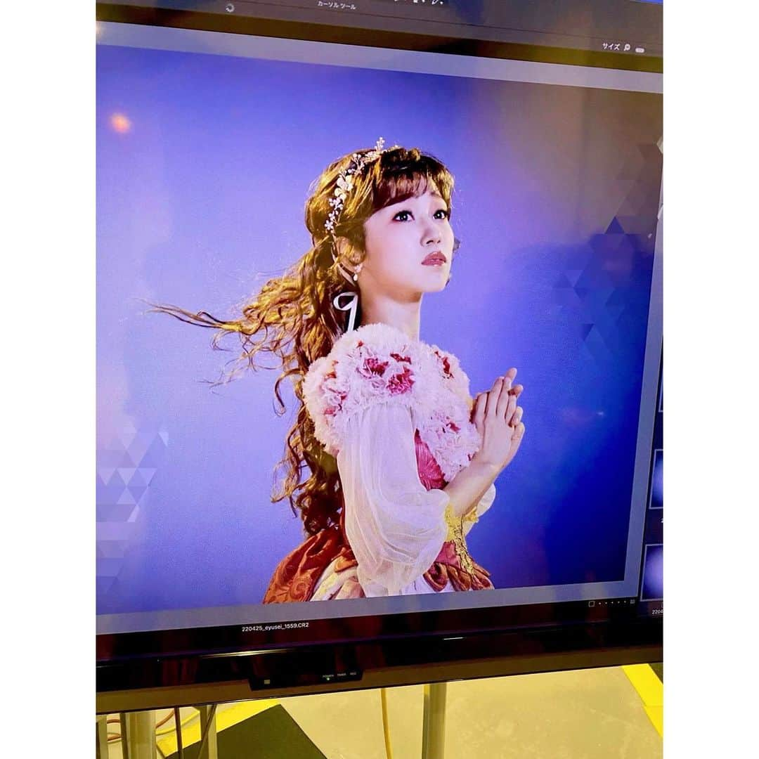 真彩希帆さんのインスタグラム写真 - (真彩希帆Instagram)「みなさま、こんにちは💫✨  『流星の音色』 ポスタービジュアルが解禁となりました☺️🎀  ピンクの女の子。 山の星の王女 シルウァちゃん🌸🎀💕  あまり、ラブリーなお衣装に免疫がないわたしは ポスター撮影時、内心かなり！ドキドキでした😳笑  ファンの皆様も こんな姿みたことない！！と びっくりされたのでは！？🙄  わぁ😂  お稽古も着々と進んでおりまして 良い初日を迎えられるよう、試行錯誤の毎日‼︎🏋🏻‍♀️🔥  とてもアットホームな稽古場で、キャストの皆様温かく これからどんどん 終盤に向け、濃い稽古になりそうです🫡🎋　  制作発表もありまして いよいよだ〜という感じです😳💫  皆様のお越しを 心よりお待ち申し上げております🌈🙌🏻  #流星の音色  #滝沢秀明 さん #松竹   #京本大我 さん #内海光司 さん #新妻聖子 さん  #真彩希帆」7月16日 15時32分 - maayakiho