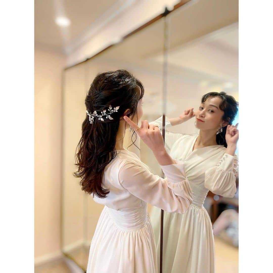 真彩希帆さんのインスタグラム写真 - (真彩希帆Instagram)「続けて.....  『流星の音色』 制作発表の、こんな感じだったよ〜を☺️💫🎋笑  ポスタービジュアルをイメージして珍しくダウンスタイルに🎀🌸  だいぶ髪が伸びたなぁ☺️と。 うれし。。 綺麗にのばせるようがんばろ！🧡💛  そしてドレスは白に... 白を着るとシャキッとします🫡✨  明日は お稽古の通し！ 緊張！！！  がんばります〜🏋🏻‍♀️🏋🏼‍♀️🔥 現在、台本読み返し中！💪🏻📖  #流星の音色  #真彩希帆」7月16日 15時58分 - maayakiho