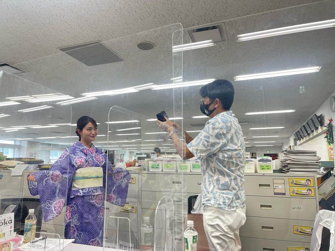 中谷萌さんのインスタグラム写真 - (中谷萌Instagram)「🐬🦄🩴🌂❄️☂️  浴衣が嬉しくて 同期の遠野と中継終わりに たくさん写真撮りました☺️  #カメラマンは須田アナ #カムサハムニダ  #４枚目は遠野の浴衣姿を撮ってあげる竜馬カメラマン #微笑ましい  #５枚目は男性アナの浴衣姿🙂 #竜馬さん😴」7月16日 16時32分 - n_moepi_fbs