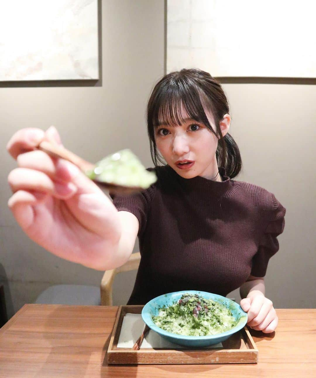 横野すみれさんのインスタグラム写真 - (横野すみれInstagram)「🧊🍵氷活🍵🧊 ⁡ 抹茶味のかき氷は好きですか？ ⁡ ⁡ 抹茶とかき氷が大大大好きな私にはたまらない🥹 ⁡ ⁡ 小倉ミルクお茶氷🍵🧊 挽きたてのお茶で作られたシロップが最高です！ これは和カフェならではやね〜。 ⁡ 昔ながらのガリガリ氷でめちゃ食べ応えあったよ🍧 ⁡ ⁡ しかもここのカフェは一年中かき氷が食べれるという！！ 嬉しい！！😊  ⁡ 冬はかき氷とあったかいお抹茶がいいなぁ💭 ⁡ ⁡ ⁡ #大阪茶会 #かき氷 #抹茶かき氷 #氷活 #大阪かき氷 #関西かき氷 #かきごおりすと #ごーらー #🍧 #抹茶スイーツ #和カフェ #かき氷部 #横野すみれ #スイーツ女子 #大阪カフェ」7月16日 16時44分 - yokono_sumire