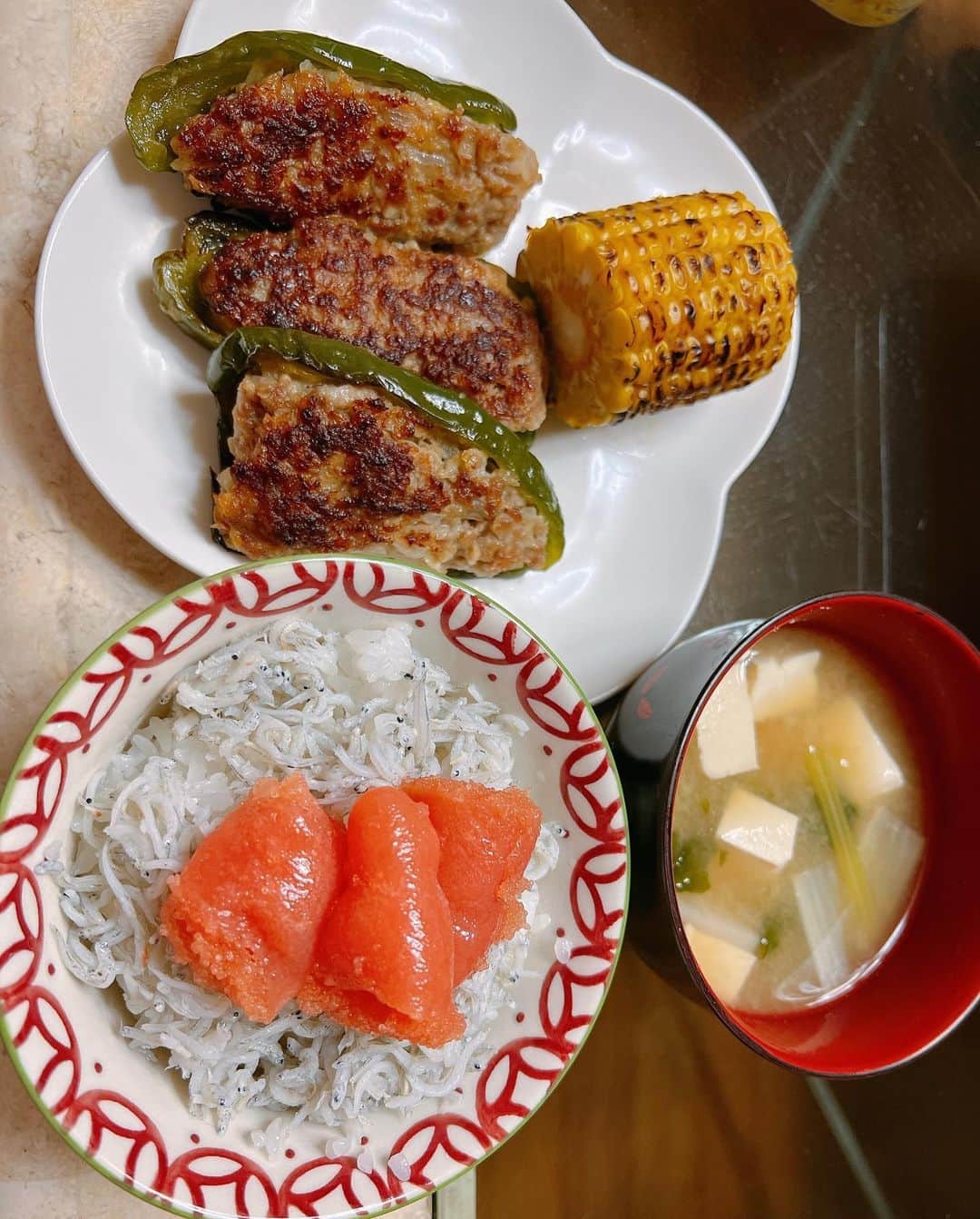 愛場れいらさんのインスタグラム写真 - (愛場れいらInstagram)「たまには🍳最近の自炊🍚写真 おあがりよ😋 . . 実家で家族おうちご飯！🏠 ブルーノ大活躍✨ . . 作るのも食べるのも 飲むのも🍺大好き😋❤️ サブ垢にこういうの載せようかな . . . #自炊　#おうちご飯　#海鮮ラーメン　#チーズリゾット　#ブルーノ　#やみつきピーマン　#那須の肉味噌炒め」7月16日 17時04分 - aibareira2