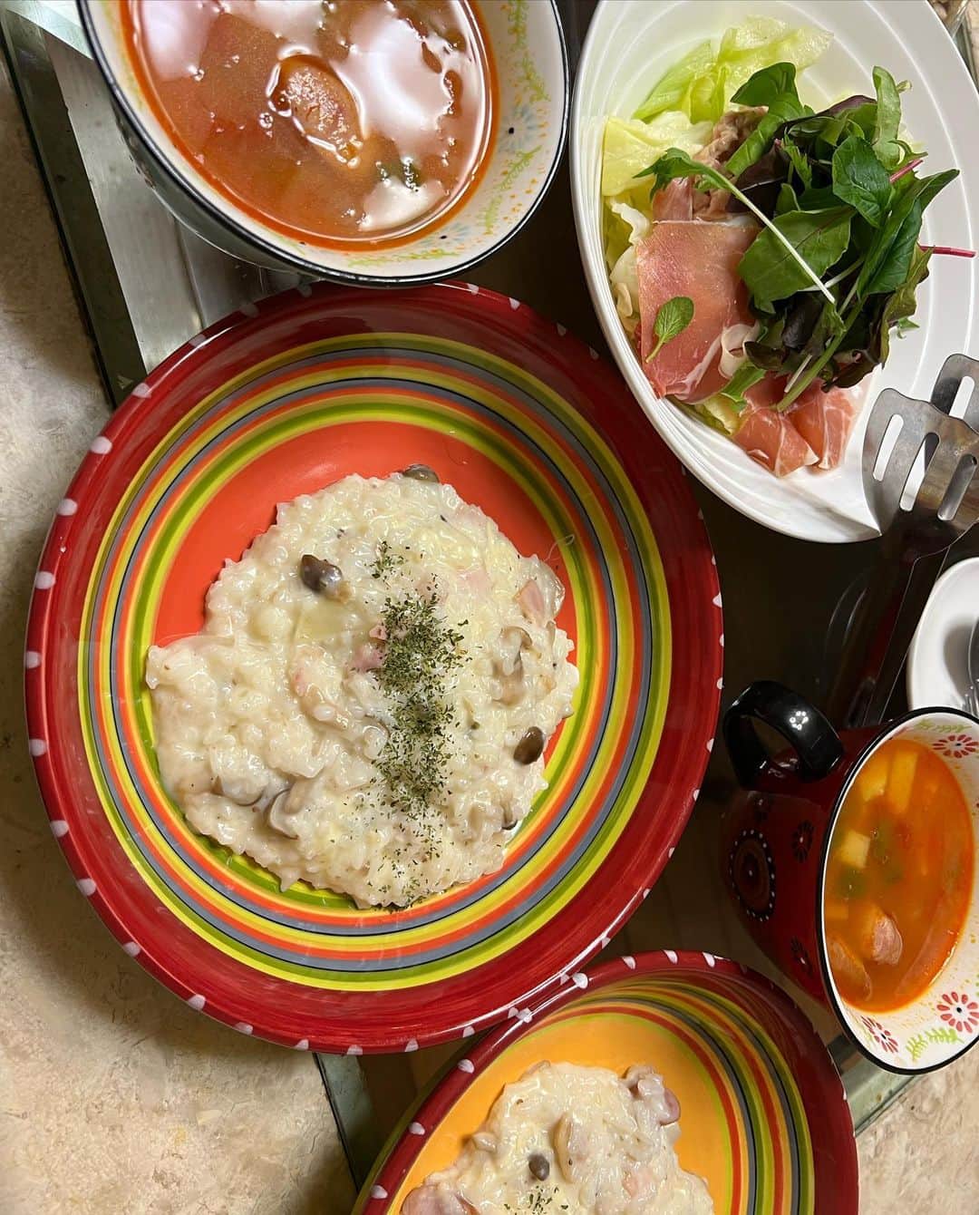 愛場れいらさんのインスタグラム写真 - (愛場れいらInstagram)「たまには🍳最近の自炊🍚写真 おあがりよ😋 . . 実家で家族おうちご飯！🏠 ブルーノ大活躍✨ . . 作るのも食べるのも 飲むのも🍺大好き😋❤️ サブ垢にこういうの載せようかな . . . #自炊　#おうちご飯　#海鮮ラーメン　#チーズリゾット　#ブルーノ　#やみつきピーマン　#那須の肉味噌炒め」7月16日 17時04分 - aibareira2