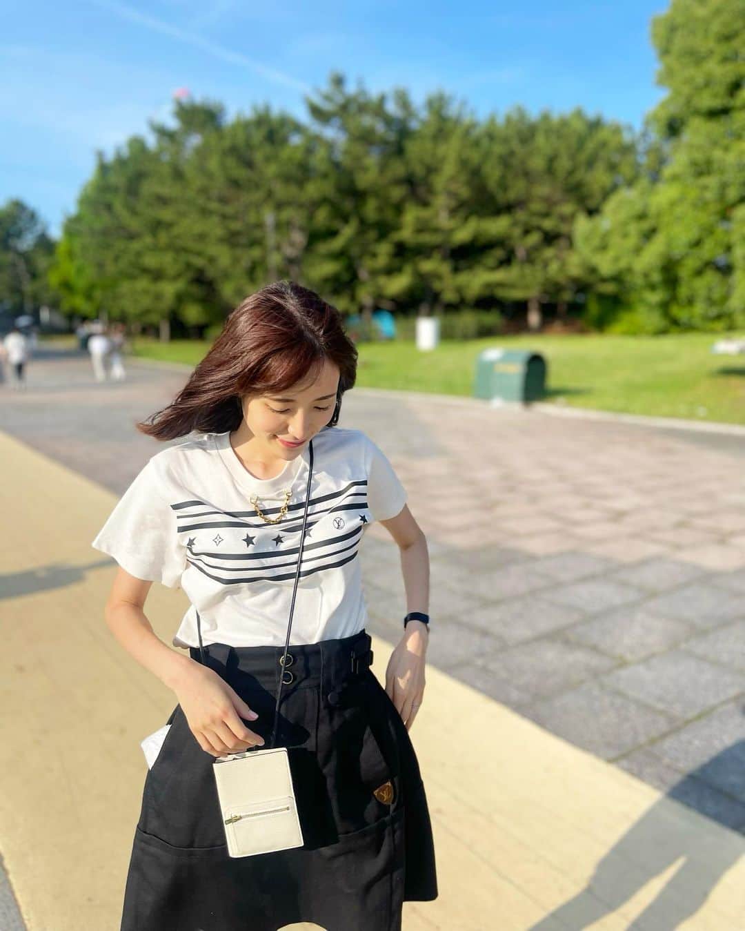 小林真由さんのインスタグラム写真 - (小林真由Instagram)「久しぶりに葛西臨海公園へ〜🎡 干潮のタイミングで、奥の方まで歩いて海を楽しめました！全員どろっどろ🥹 ⁡ 娘は翌日レゴでその日の海を作ってたくらい印象的だったみたいで嬉しかった🎐　 ⁡ ⁡ 最近金属アレルギーになってしまいイヤーカフをしてます♡ @naturali_jewelry  ⁡ ⁡ #ふいの棒立ちポーズ。笑 #自分ではおでこの絆創膏が気になったり　　 #ファッション #コーデ #ママコーデ #女の子ママ #男の子ママ #ママライフ #コーディネート #3歳 #1歳 #ベビー #二人育児」7月16日 17時15分 - mayukobayashii