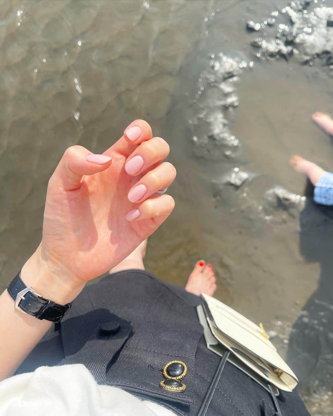 小林真由さんのインスタグラム写真 - (小林真由Instagram)「久しぶりに葛西臨海公園へ〜🎡 干潮のタイミングで、奥の方まで歩いて海を楽しめました！全員どろっどろ🥹 ⁡ 娘は翌日レゴでその日の海を作ってたくらい印象的だったみたいで嬉しかった🎐　 ⁡ ⁡ 最近金属アレルギーになってしまいイヤーカフをしてます♡ @naturali_jewelry  ⁡ ⁡ #ふいの棒立ちポーズ。笑 #自分ではおでこの絆創膏が気になったり　　 #ファッション #コーデ #ママコーデ #女の子ママ #男の子ママ #ママライフ #コーディネート #3歳 #1歳 #ベビー #二人育児」7月16日 17時15分 - mayukobayashii