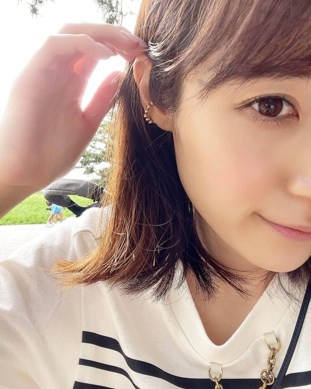 小林真由さんのインスタグラム写真 - (小林真由Instagram)「久しぶりに葛西臨海公園へ〜🎡 干潮のタイミングで、奥の方まで歩いて海を楽しめました！全員どろっどろ🥹 ⁡ 娘は翌日レゴでその日の海を作ってたくらい印象的だったみたいで嬉しかった🎐　 ⁡ ⁡ 最近金属アレルギーになってしまいイヤーカフをしてます♡ @naturali_jewelry  ⁡ ⁡ #ふいの棒立ちポーズ。笑 #自分ではおでこの絆創膏が気になったり　　 #ファッション #コーデ #ママコーデ #女の子ママ #男の子ママ #ママライフ #コーディネート #3歳 #1歳 #ベビー #二人育児」7月16日 17時15分 - mayukobayashii