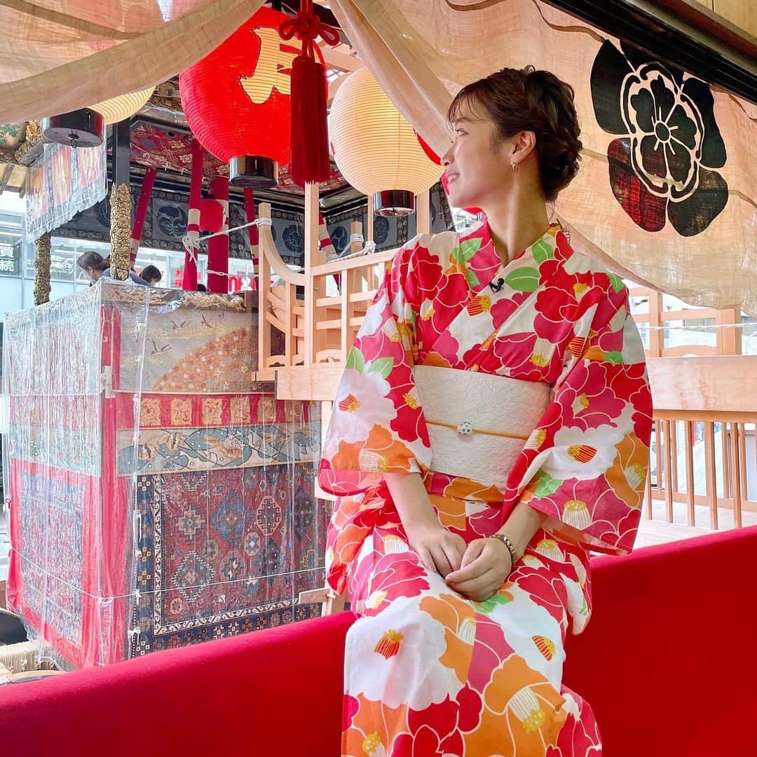 橋本和花子さんのインスタグラム写真 - (橋本和花子Instagram)「*  昨日の中継では、京都で行われている 祇園祭の宵々山の様子をお届けしました👘  中でも、34基ある山鉾の中で最も大きくて重い、 豪華絢爛な月鉾をご紹介🌙  華やかな浴衣を着させてもらい、 中継の戦友であるスタッフの方と屋台も回れて、 祇園祭をたっぷり楽しみました🏮  それにしても屋台のきゅうり一本漬けは格別ですな🥒  #京都 #祇園祭 #祇園祭り #月鉾 #浴衣  #山鉾 #山鉾巡行 #宵々山」7月16日 17時43分 - wakako__hashimoto