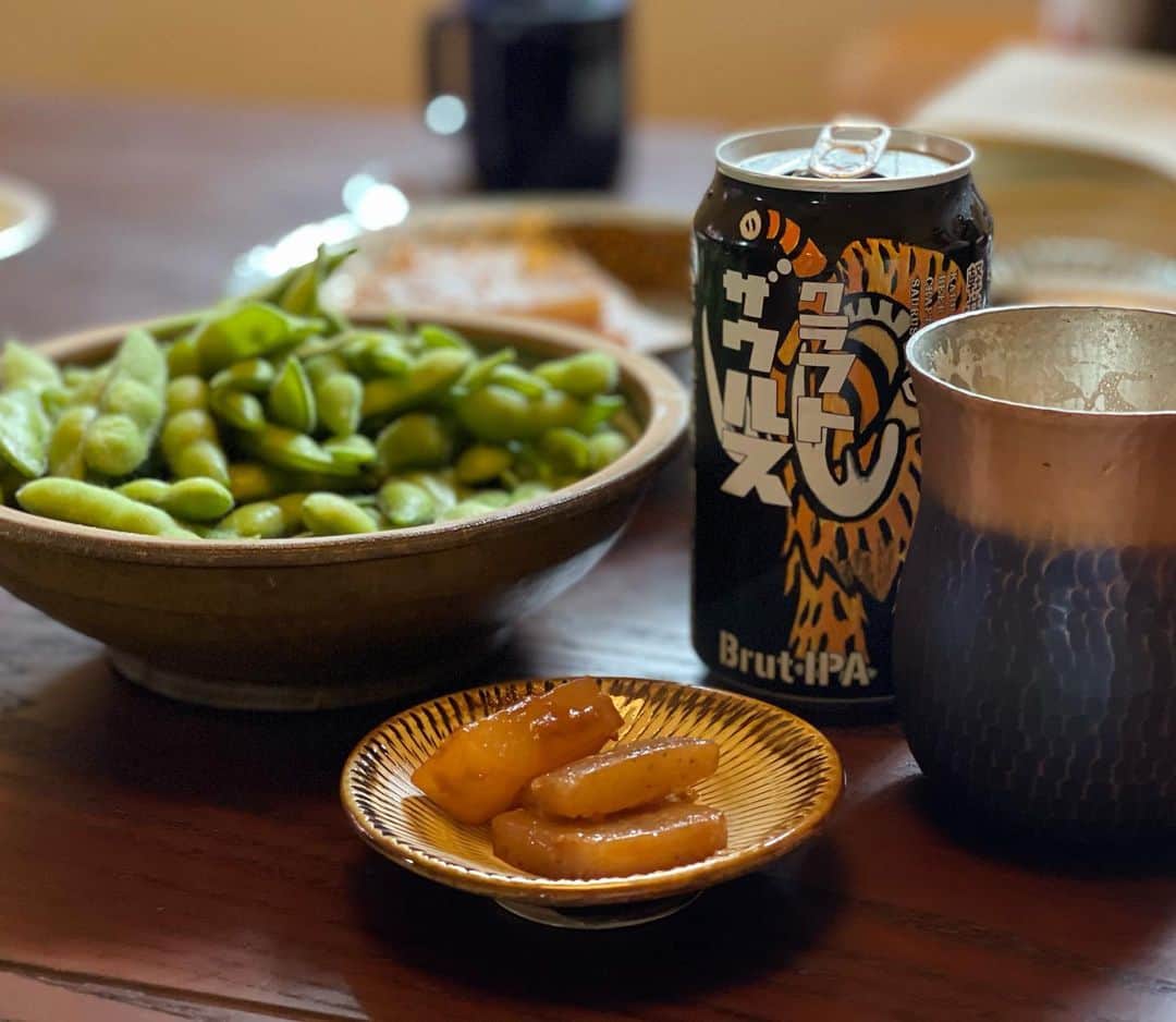 三浦瑠麗さんのインスタグラム写真 - (三浦瑠麗Instagram)「夜はいただきものの山形牛ですき焼き。 甘い古川原農園の玉ねぎで。 昼は枝豆の残りと、みそ蒟蒻大根でビール。 みそ蒟蒻大根は意外に人気でぜんぶ売れてしまった。 レオくんはこたつ布団のうえ。」7月16日 19時24分 - lullymiura