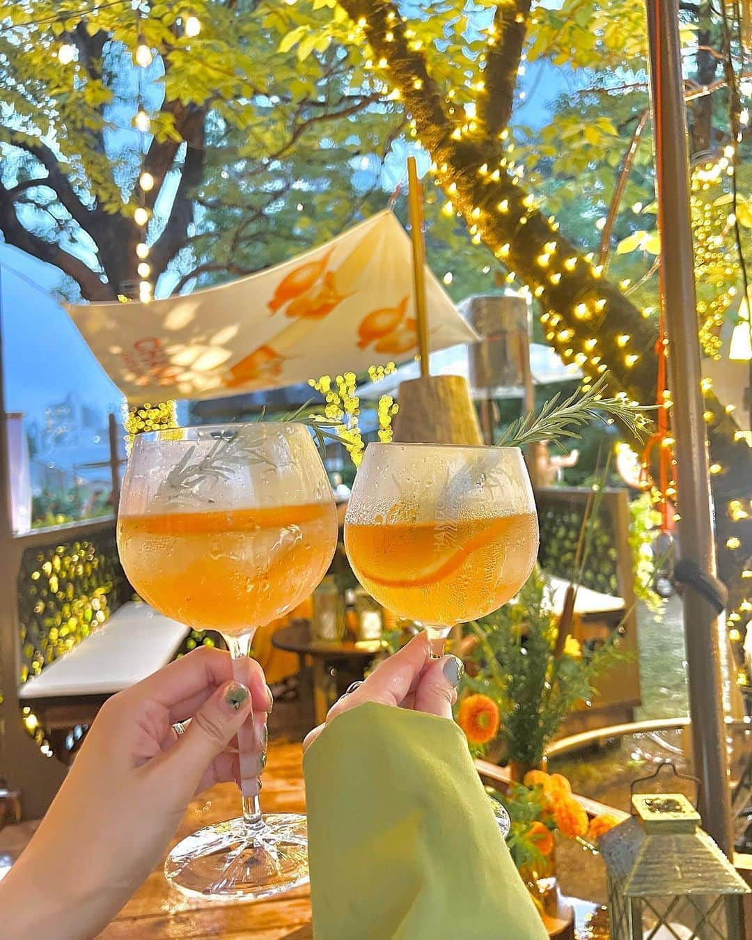 山内あいなさんのインスタグラム写真 - (山内あいなInstagram)「乾杯〜〜🍊🍸🌿 ⁡ お仕事帰りに、シャンドン シークレット ガーデン ミッドパーク ラウンジにお邪魔しました🍾🍸 ⁡ 都会のど真ん中で自然に囲まれながら、 オレンジのスパークリングワインで乾杯🍊🌿 ⁡ 最高シャンパンやワインにハマっていたので 幸せだったな☺️🤍 ⁡  ドレスコードのSummer Cocktailに合わせて @amail_official のジャケット着てみました💚 こういう変形してるデザインが好きすぎる🥹👏🏻  「シャンドン ガーデン スプリッツ」は今年4月に新発売したんだけど、柑橘系で飲みやすく氷も入れるので夏にぴったり😌🌴  期間限定のポップアップラウンジは 8月28日(日)までミッドタウン・ガーデンにオープンしているよ😉是非都会で自然を感じてお酒を楽しんでみてね🤍 ⁡ #シャンドンガーデンスプリッツ #シャンドン  #ChandonGardenSpritz  #ChandonSecretGarden」7月16日 19時42分 - ainayamauchi3131